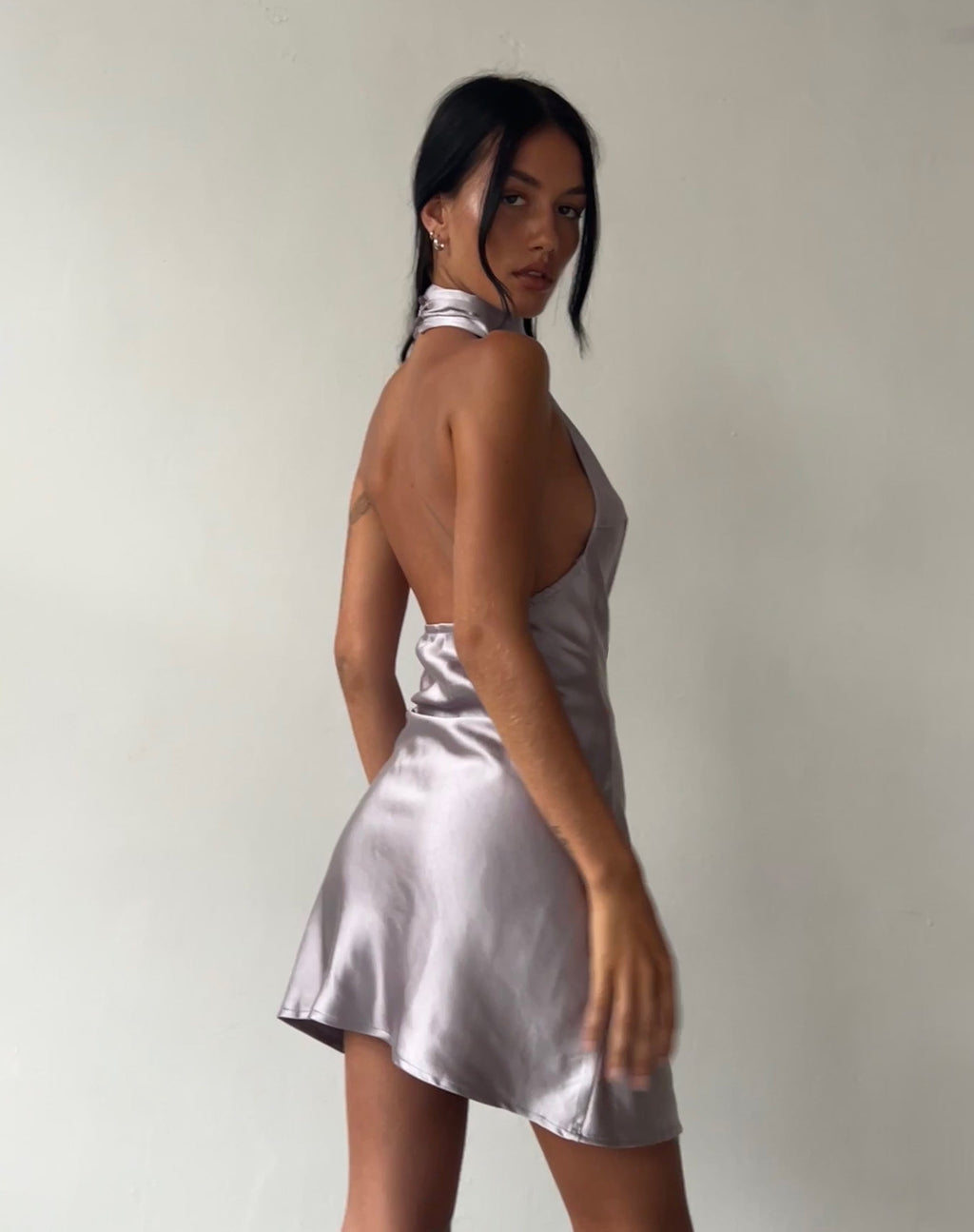 MOTEL X JACQUIE - Atik - Mini robe dos nu en satin argenté