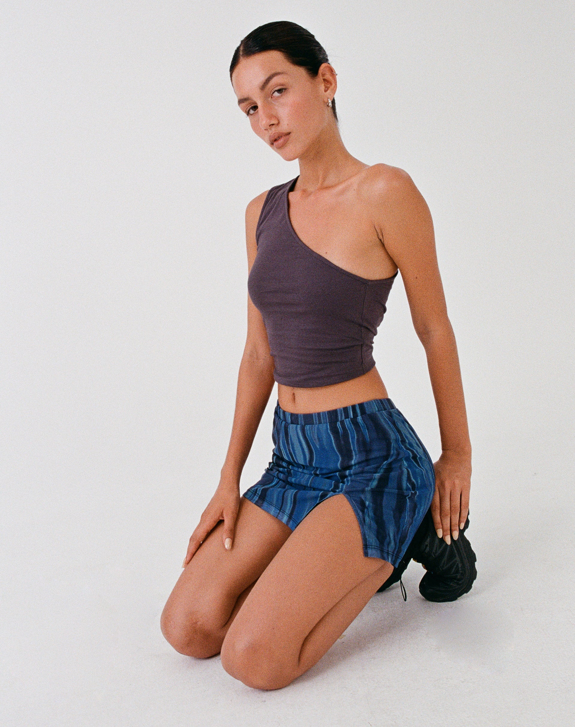 Image de la mini-jupe Pelma de MOTEL X JACQUIE en Colour Bleed Blue