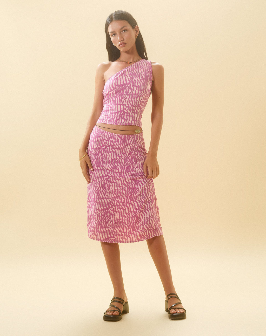 Bayan One Shoulder Top in Wavy Polka Purple (Top asymétrique Bayan à pois ondulés)
