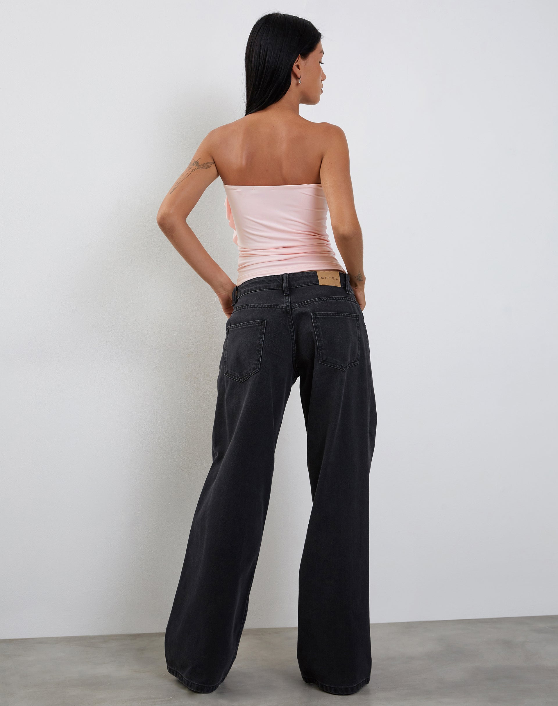 Image de Baylin Ruffle Bandeau Top in Baby Pink