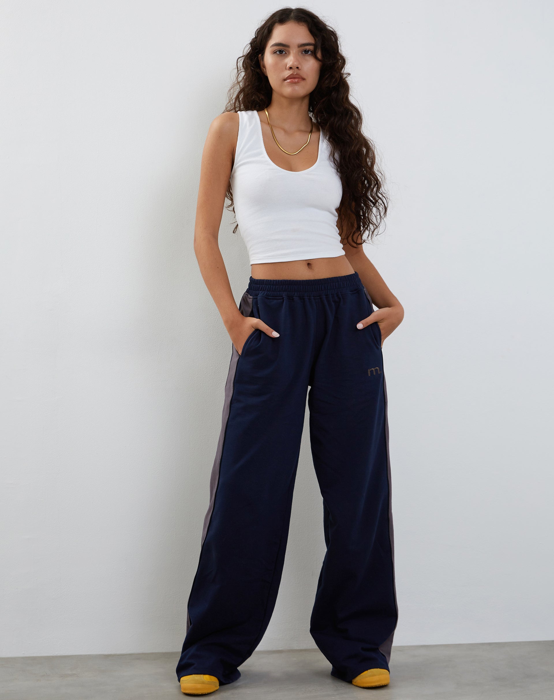 Image de Bedion Jogger surdimensionné en bleu marine avec broderie M