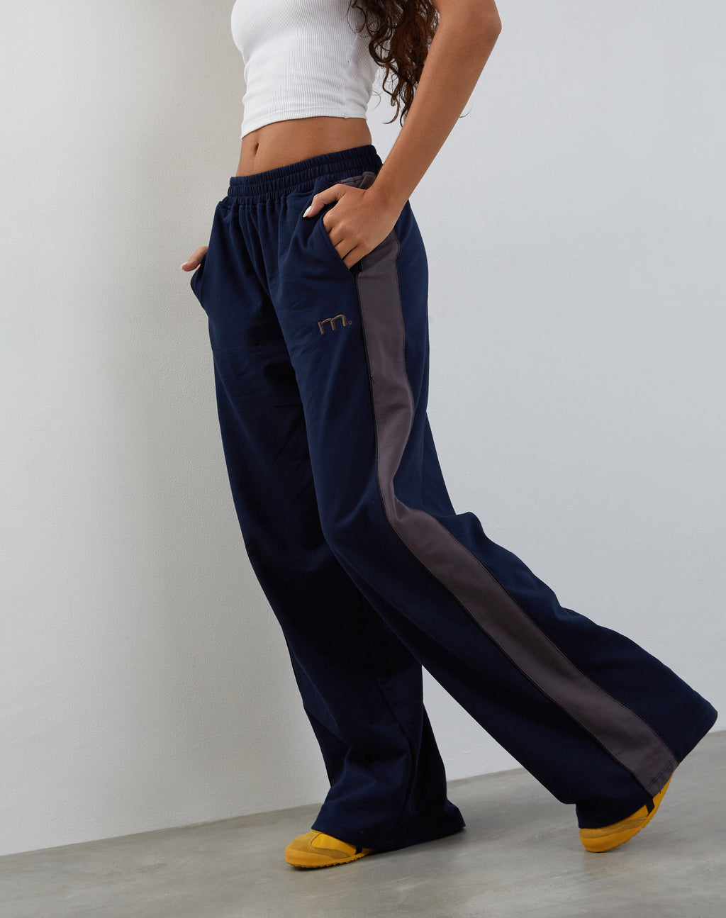 Bedion Jogger surdimensionné en marine avec broderie M
