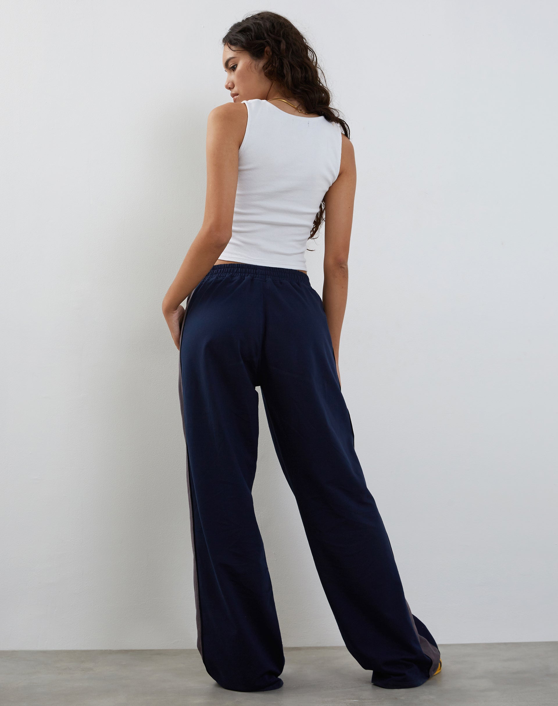 Image de Bedion Jogger surdimensionné en bleu marine avec broderie M