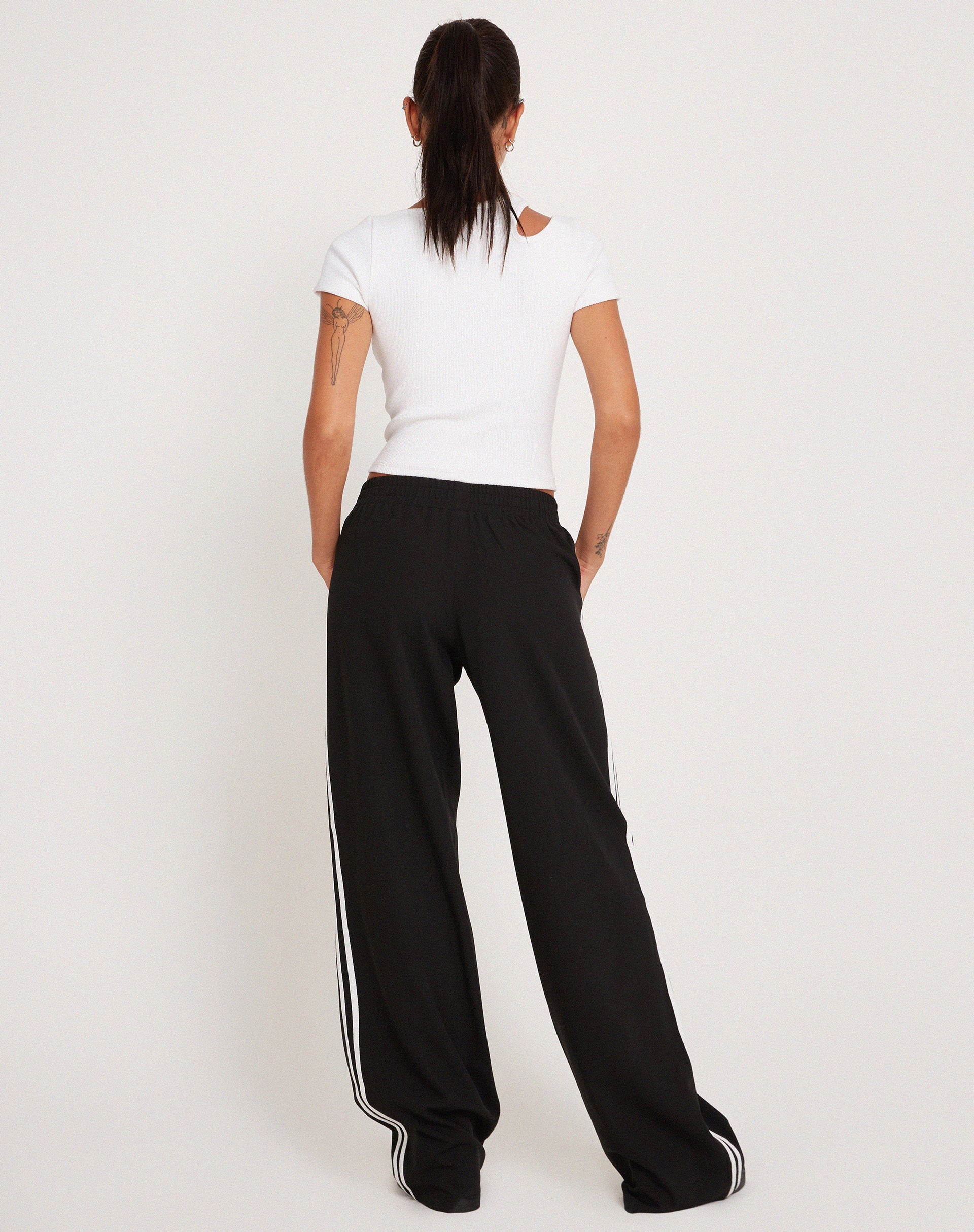 Image du pantalon à jambes larges Bennett en tailleur noir à rayures blanches