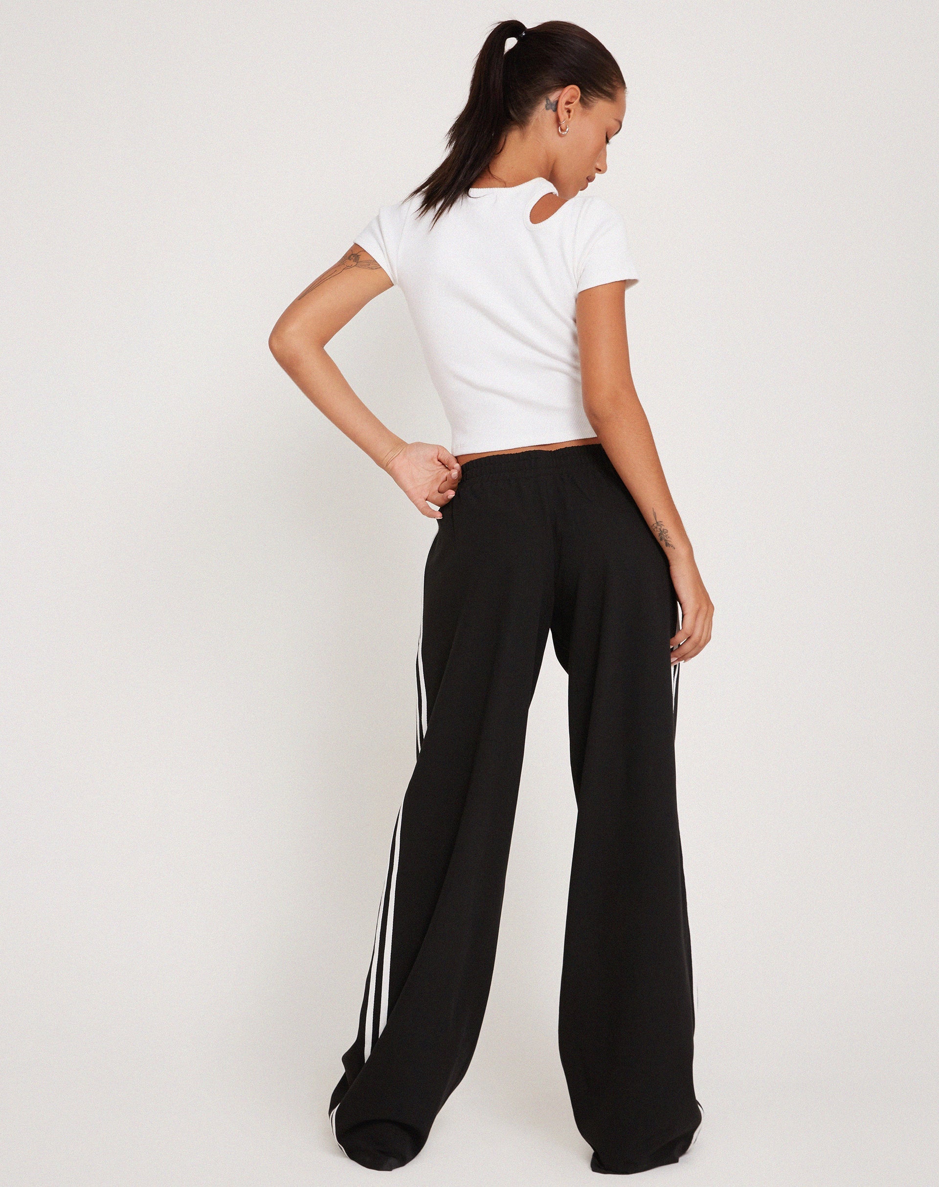 Image du pantalon à jambes larges Bennett en tailleur noir à rayures blanches