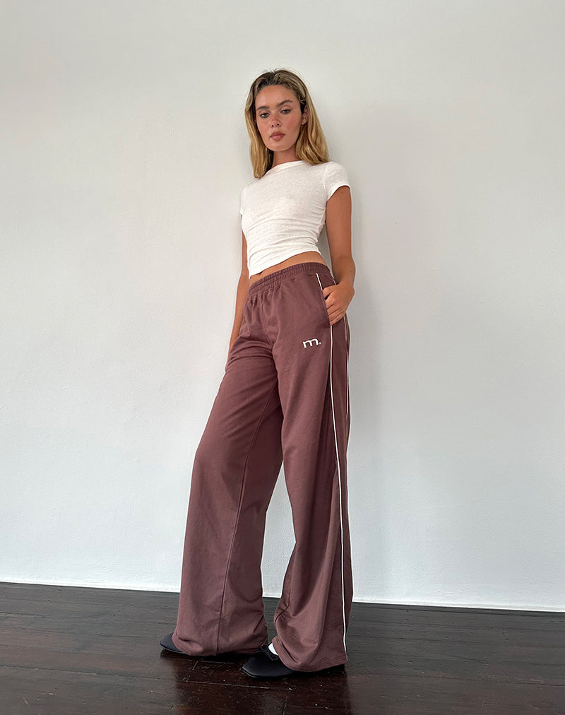 Pantalon de jogging à jambes larges Benton en acajou avec passepoil ivoire et broderie M