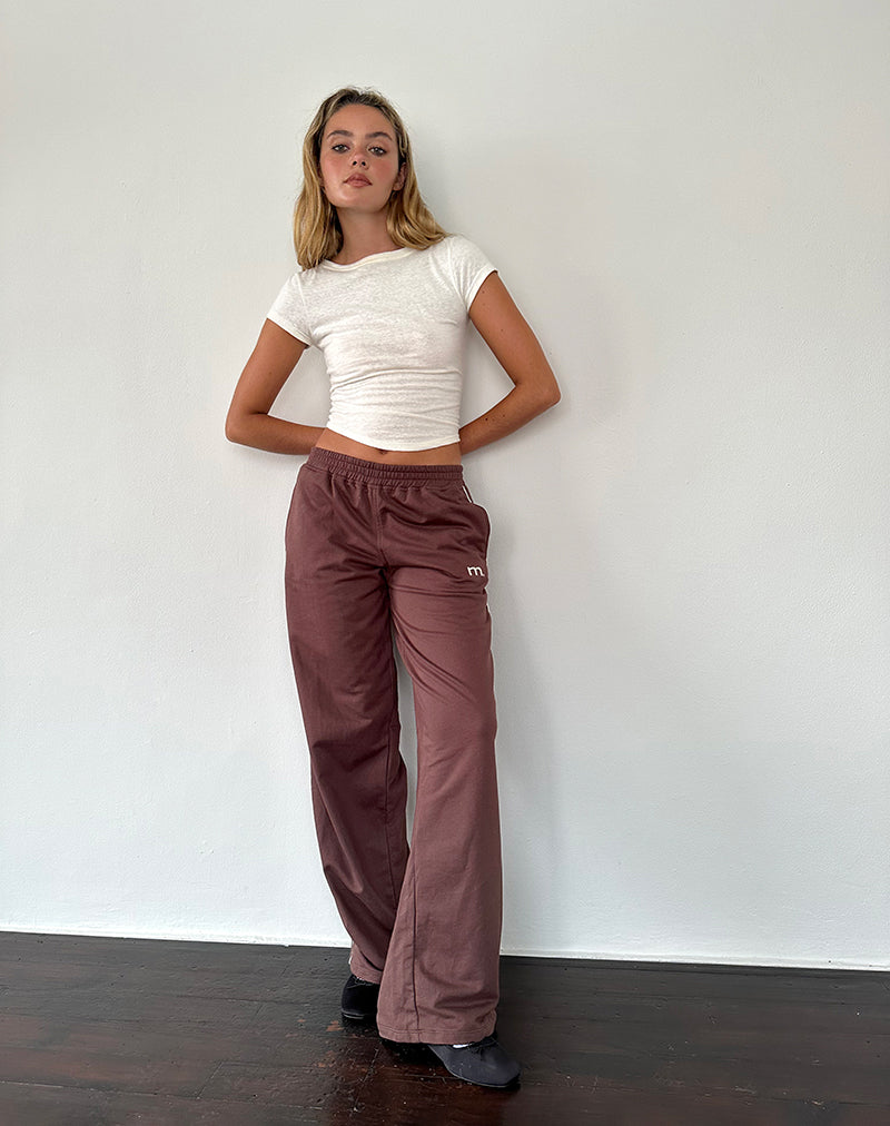 Image of Benton Wide Leg Jogger in Mahogany with Ivory Piping and M Embroidery (Jogging à jambes larges en acajou avec passepoil ivoire et broderie en M)