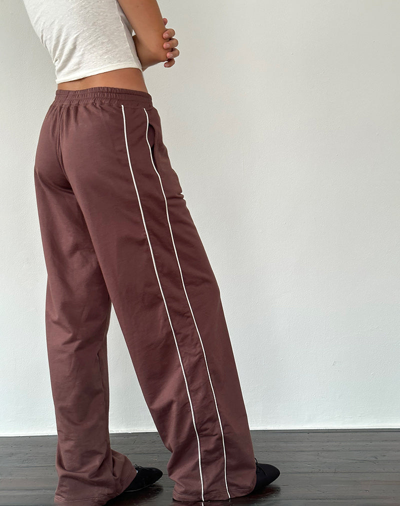 Image of Benton Wide Leg Jogger in Mahogany with Ivory Piping and M Embroidery (Jogging à jambes larges en acajou avec passepoil ivoire et broderie en M)
