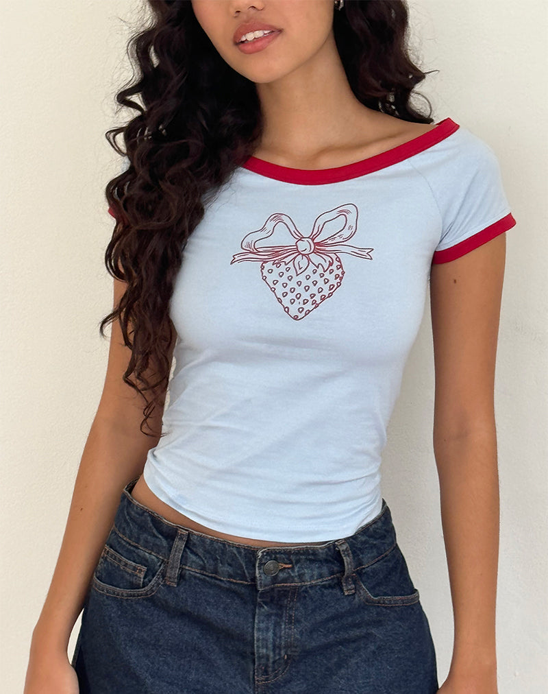 Top Bitha en bleu poudre avec reliure rouge adrénaline et imprimé nœud de fraise