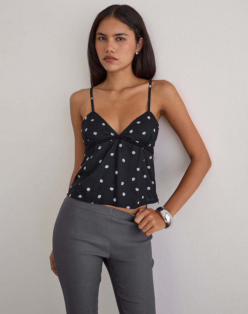 Image du haut camisole Bluesa en noir à petites roses