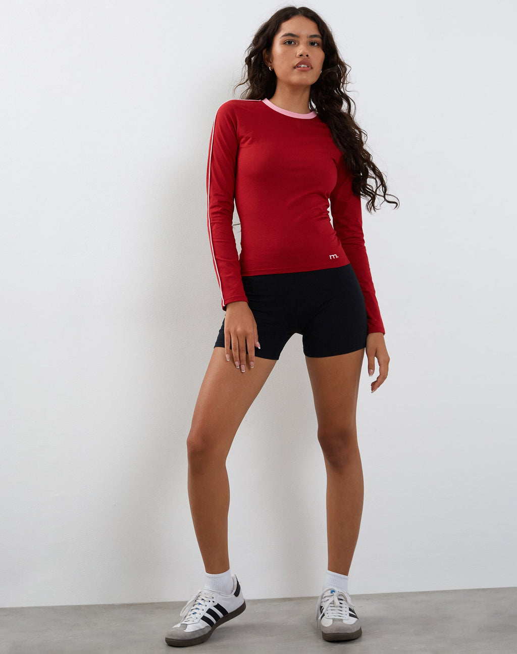 Bonija Long Sleeve Top in Red with Pink Binding (Top à manches longues de couleur rouge avec des bordures roses)