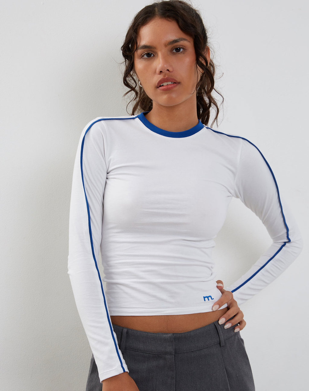 Bonija Long Sleeve Top in White with Cobalt Binding (Top à manches longues Bonija en blanc avec des bordures cobalt)