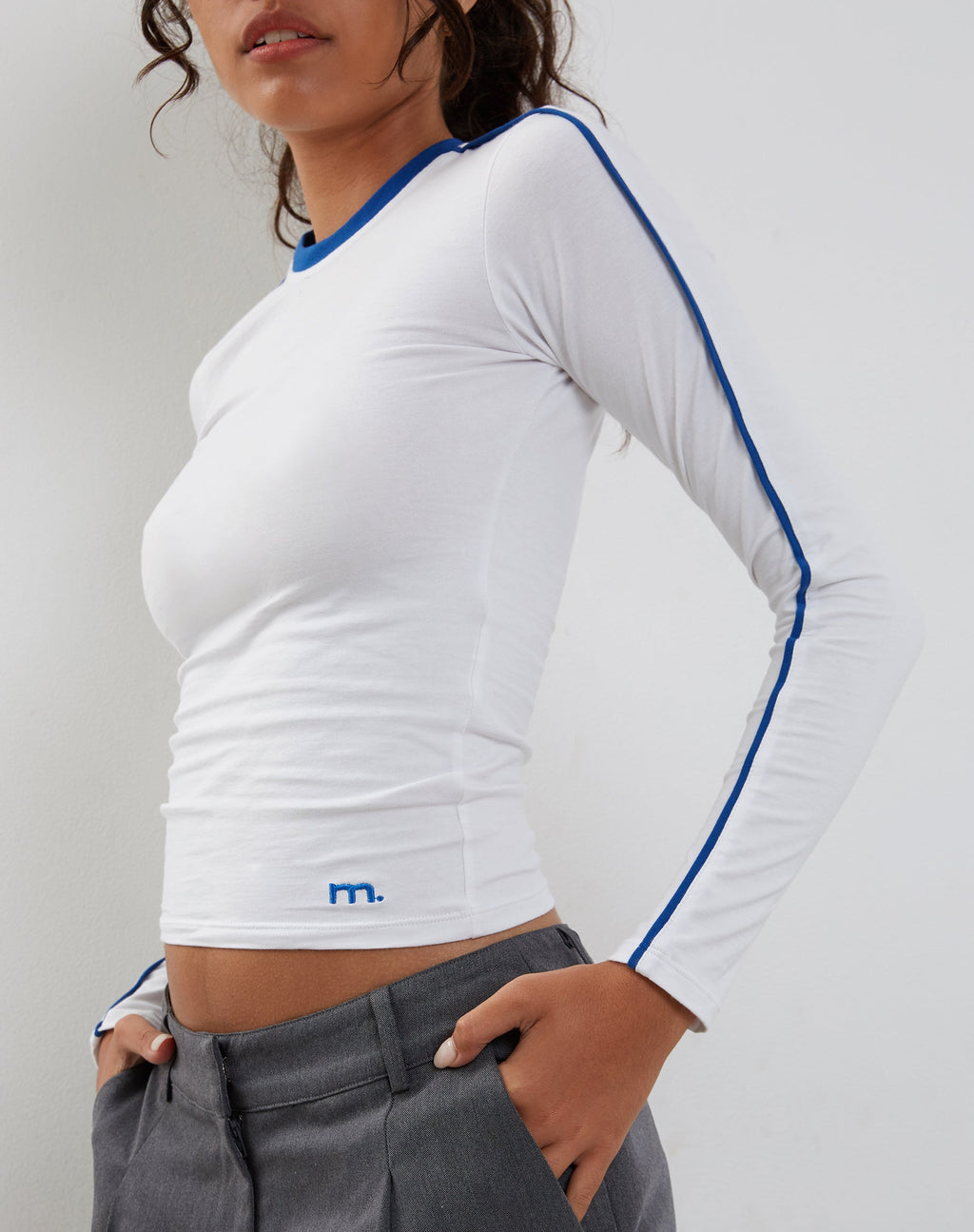 Bonija Long Sleeve Top in White with Cobalt Binding (Top à manches longues Bonija en blanc avec des bordures cobalt)