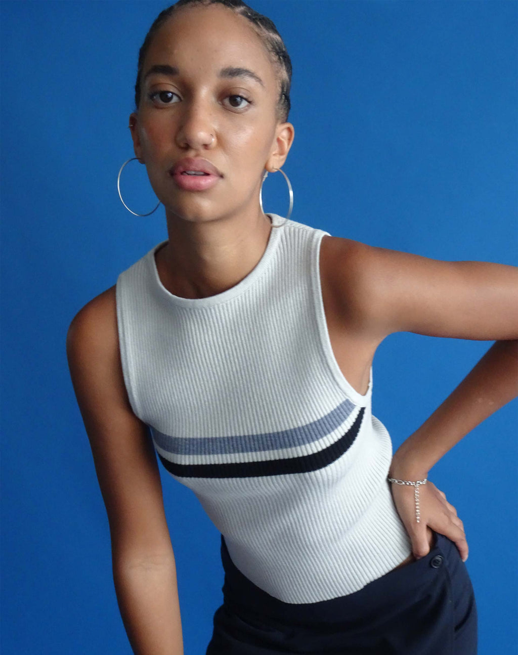 Gilet Bonisa en blanc avec rayures grises et noires