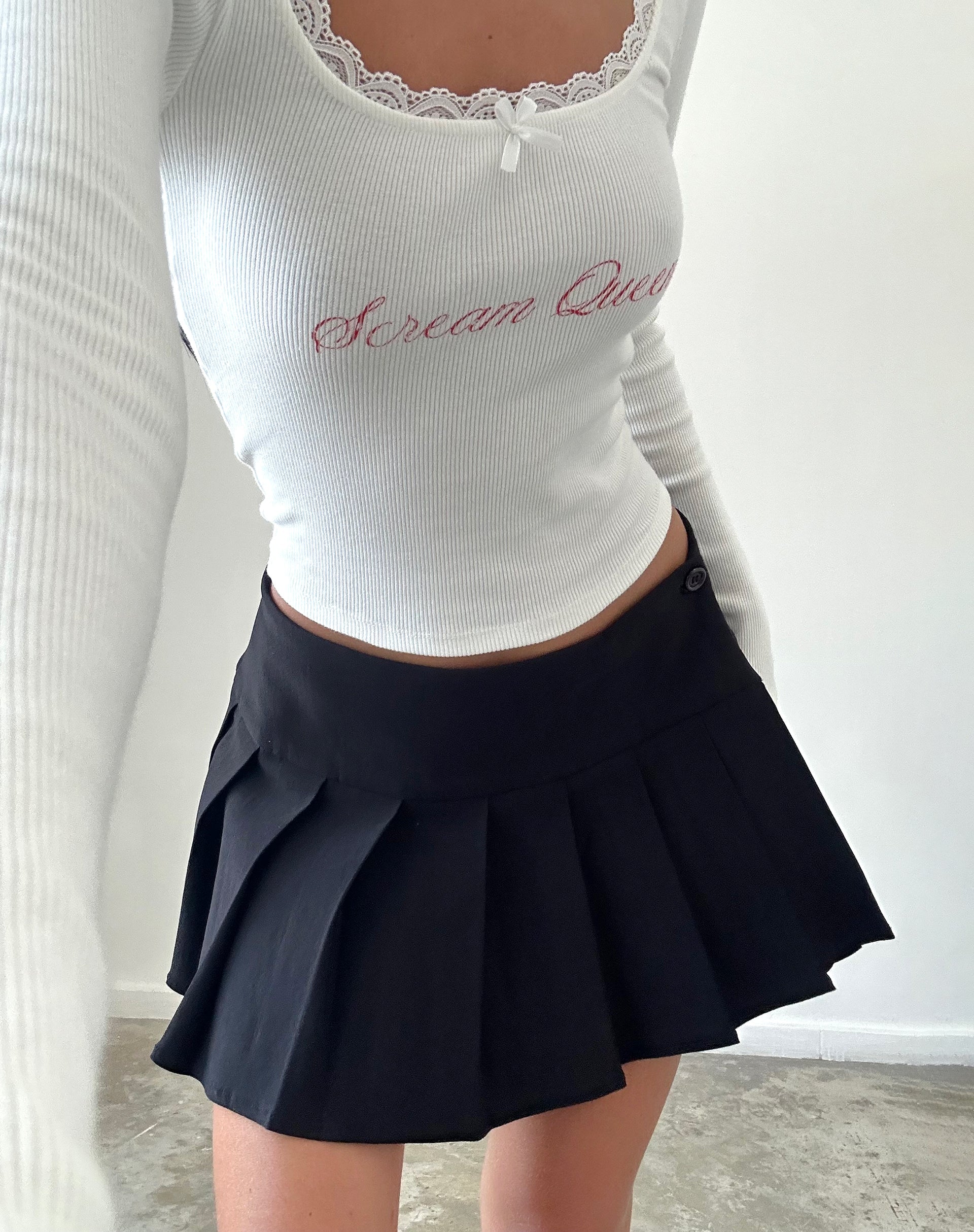 Image de Bovita Long Sleeve Top in Off White with Scream Queen Graphic (Top à manches longues en blanc cassé avec graphique Scream Queen)
