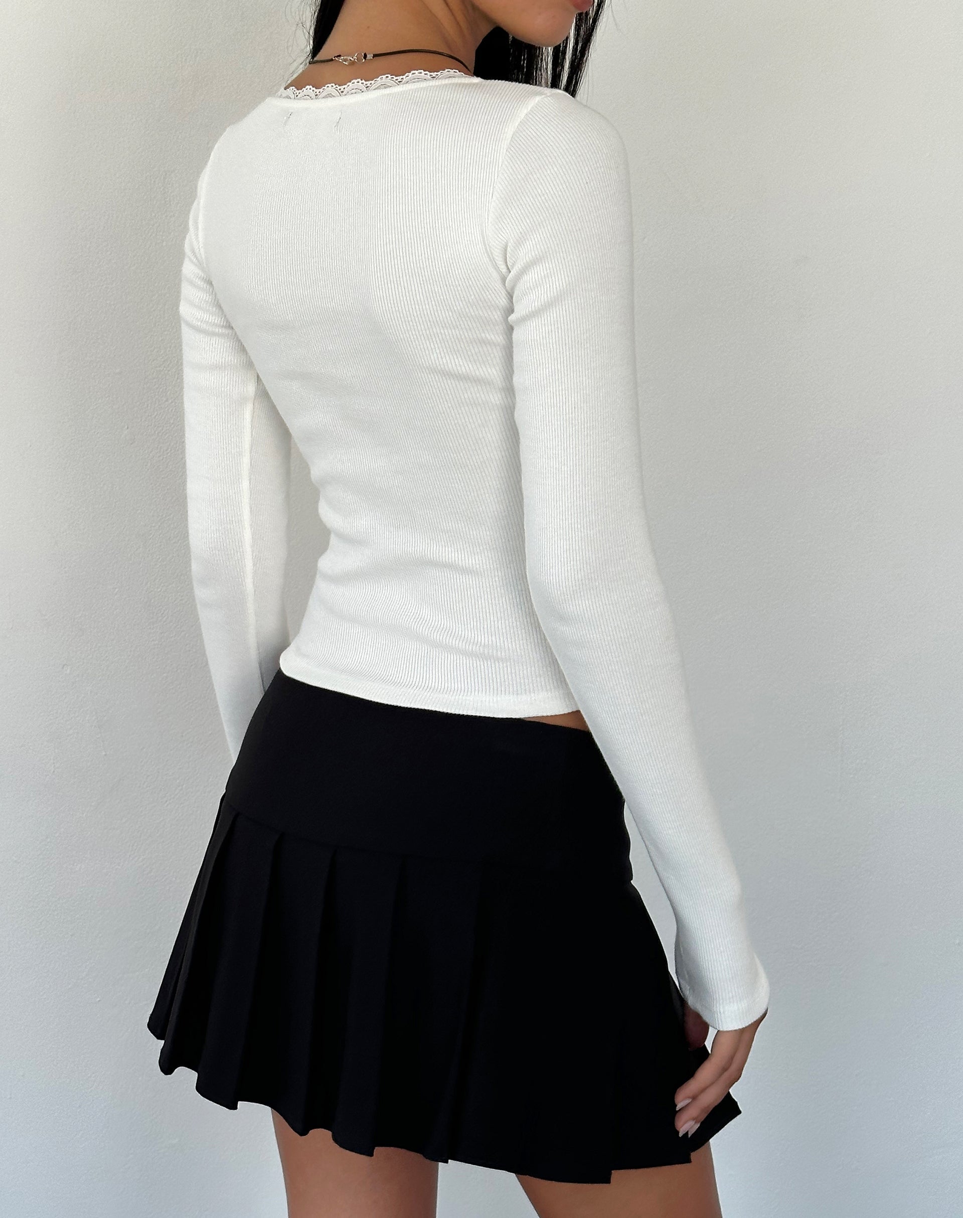 Image de Bovita Long Sleeve Top in Off White with Scream Queen Graphic (Top à manches longues en blanc cassé avec graphique Scream Queen)