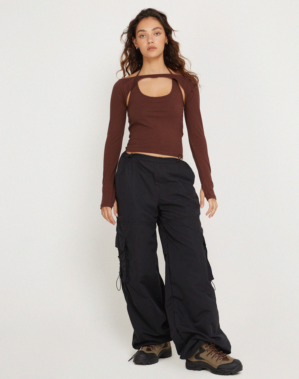 Braja Long Sleeve Halterneck Top in Seal Brown (Top à manches longues et dos nu)