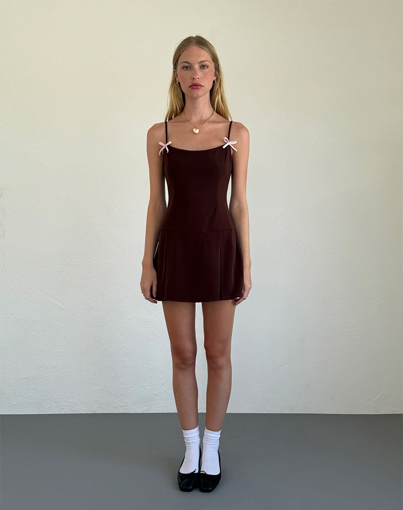 Image de la robe Cami Calilia en chocolat amer avec nœuds roses