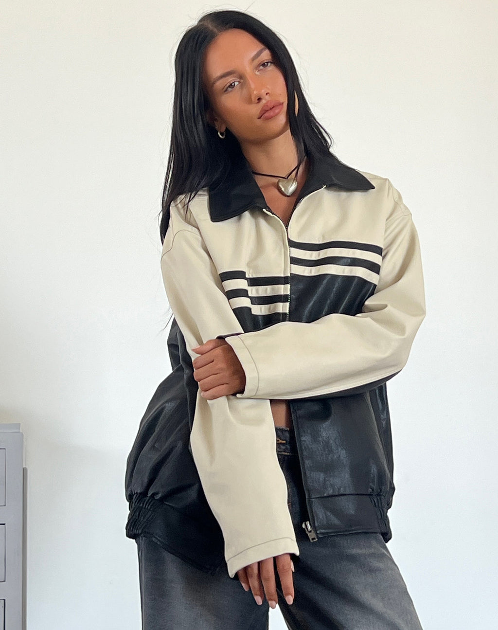 Veste Calista en PU noir et ivoire