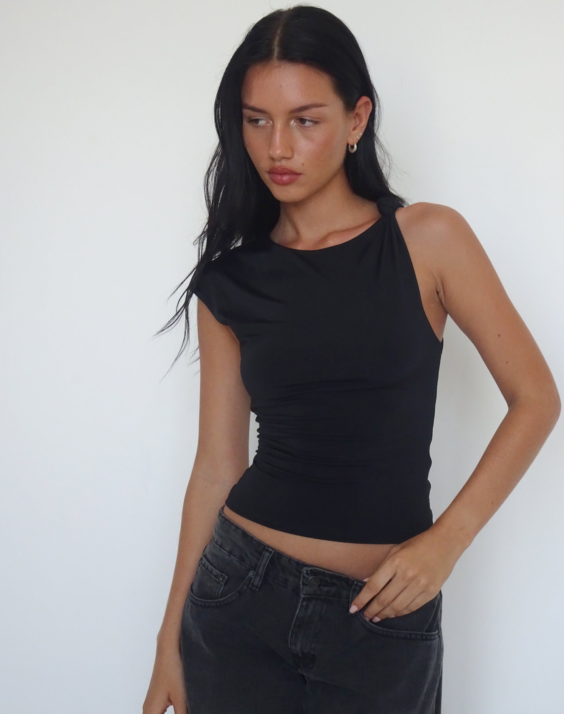 Image de Cambrie Top asymétrique sans manches en noir