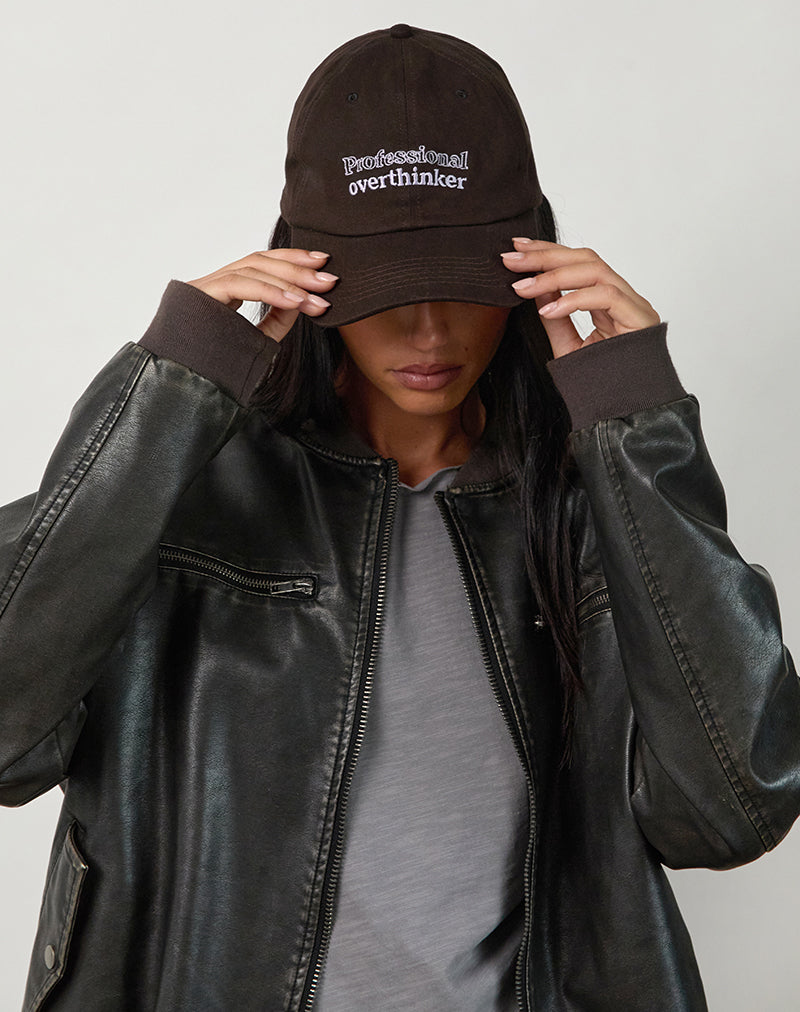 Image de la casquette en chocolat amer avec le slogan de l'overthinker professionnel
