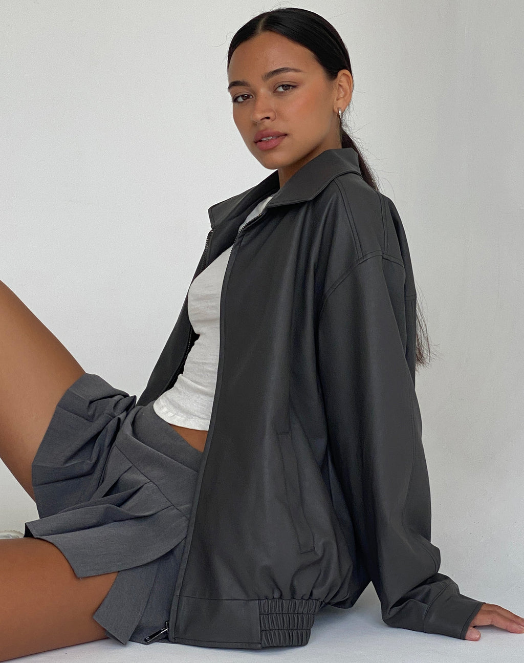 Veste Cavita en PU, grise avec surpiqûres noires