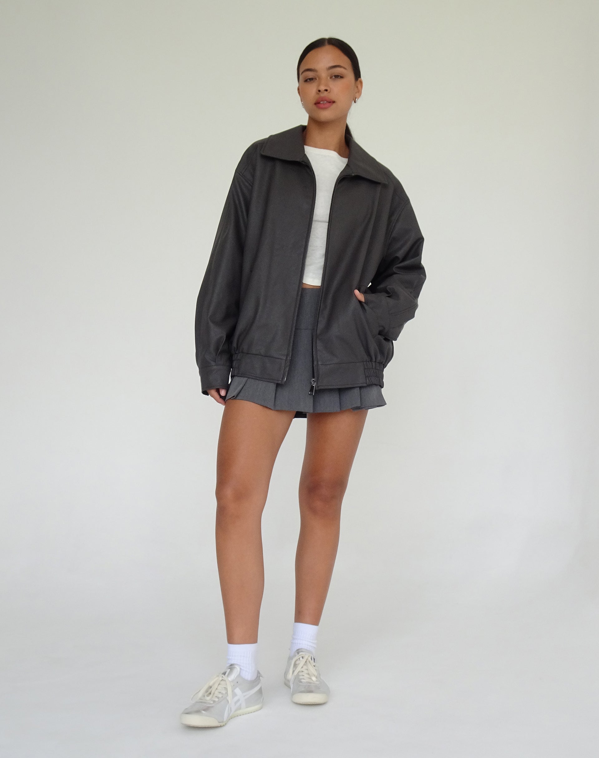Image de la veste Cavita PU en gris avec surpiqûres noires
