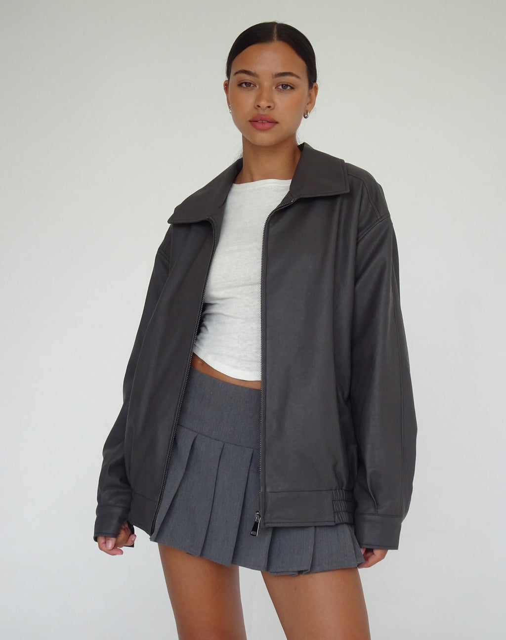 Veste Cavita en PU, grise avec surpiqûres noires