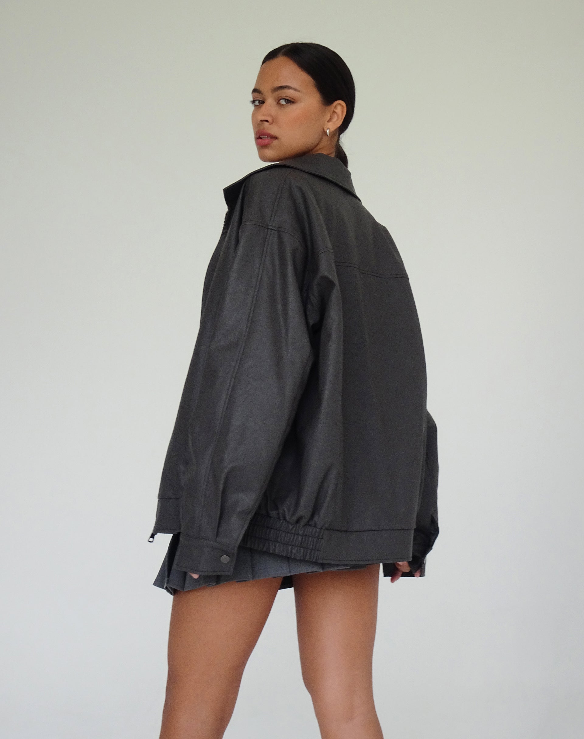 Image de la veste Cavita PU en gris avec surpiqûres noires