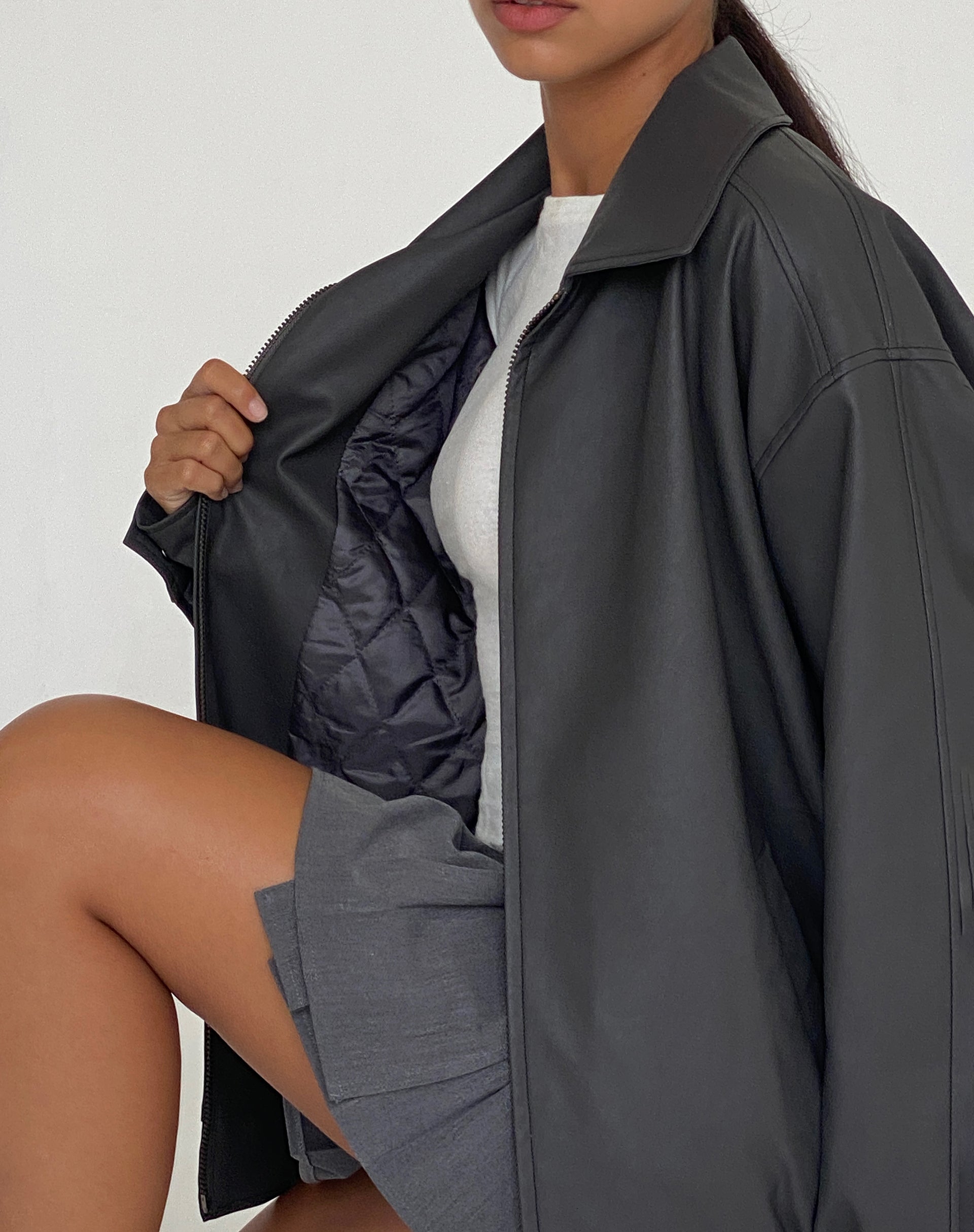 Image de la veste Cavita PU en gris avec surpiqûres noires