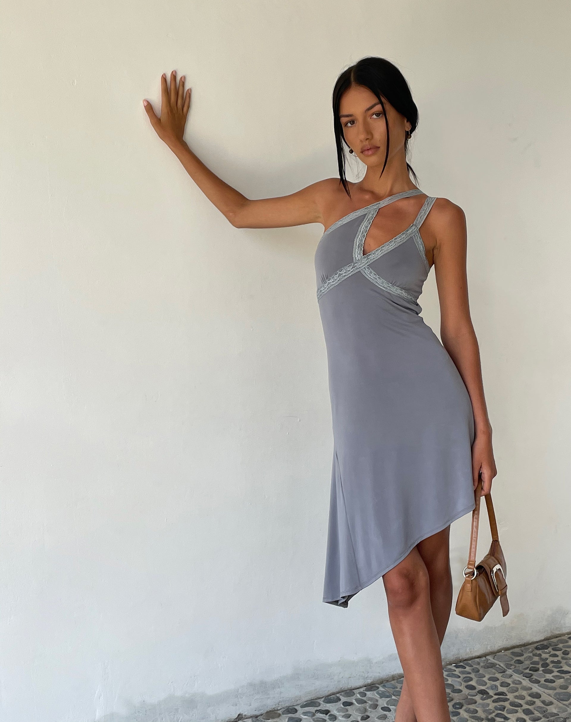 Image de MOTEL X JACQUIE Mini robe asymétrique Chrissy en gris fluide