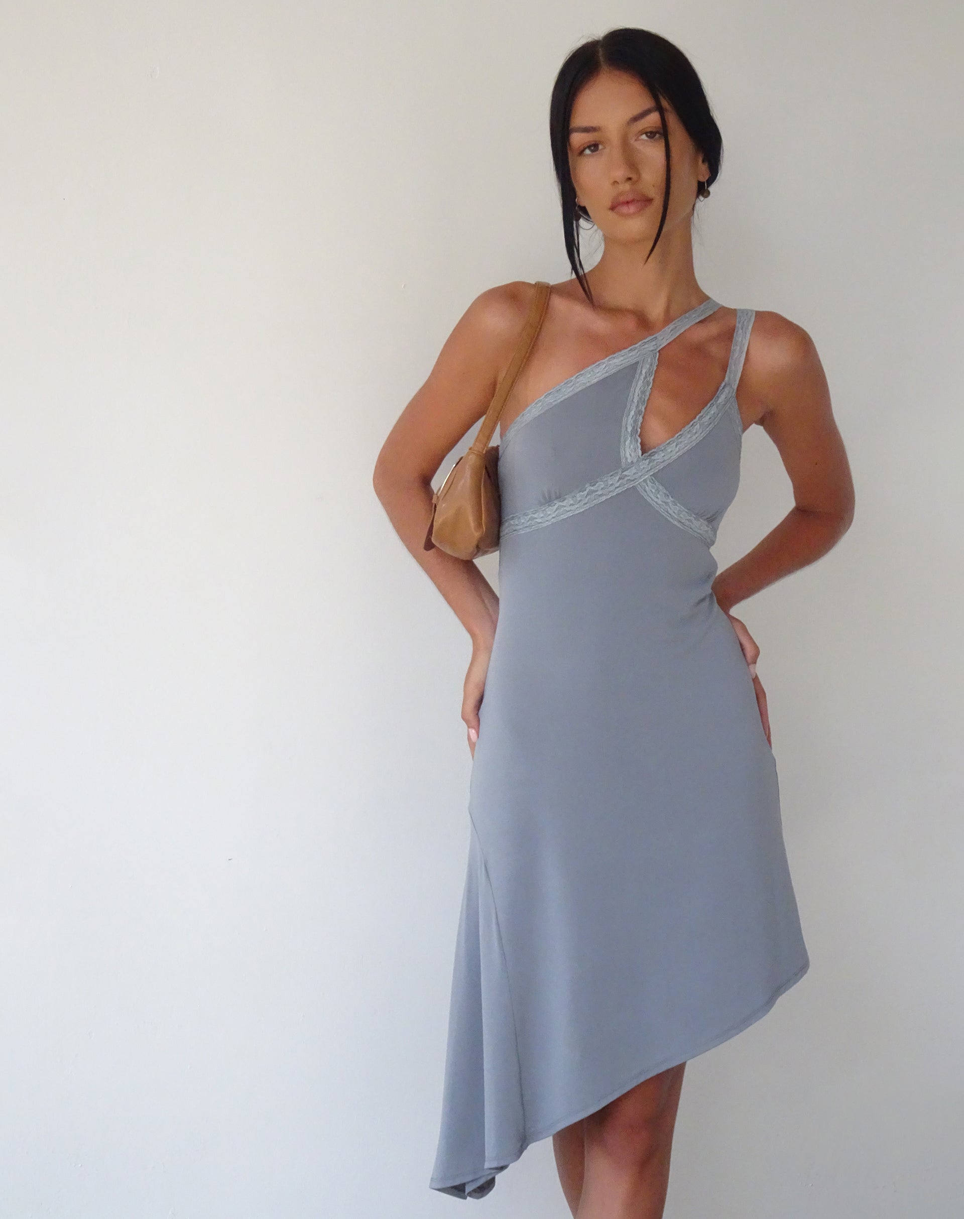 Image de MOTEL X JACQUIE Mini robe asymétrique Chrissy en gris fluide