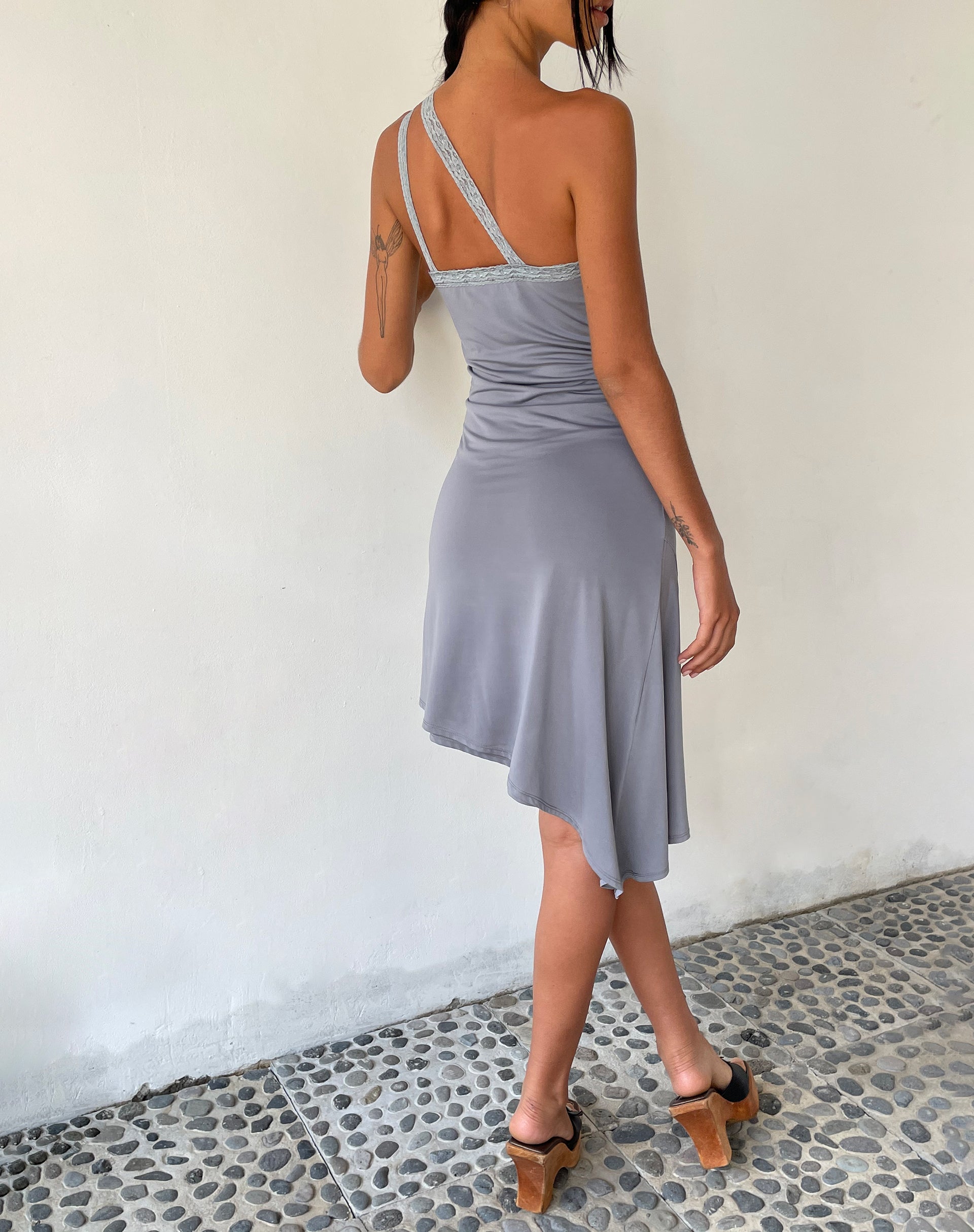Image de MOTEL X JACQUIE Mini robe asymétrique Chrissy en gris fluide