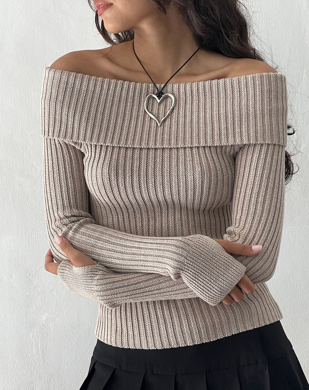 Circe - Top en tricot à manches longues et à épaules décalées - Naturel
