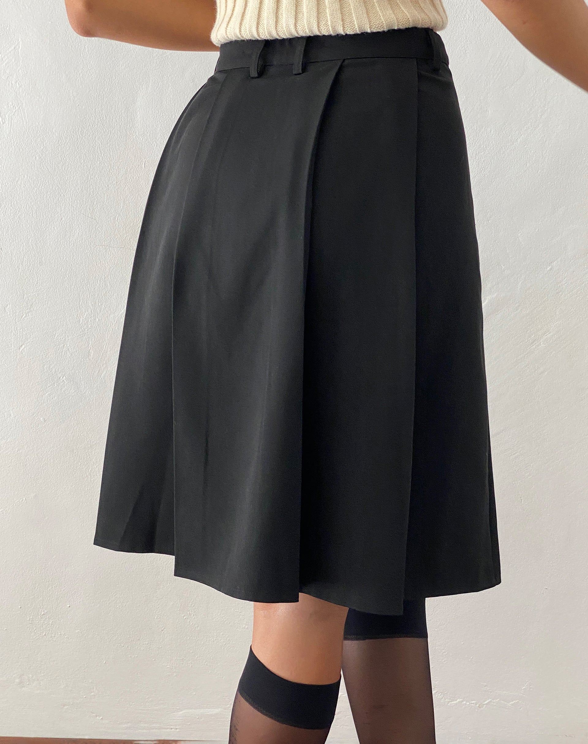 Image de Colette Jupe plissée au genou en noir Tailoring