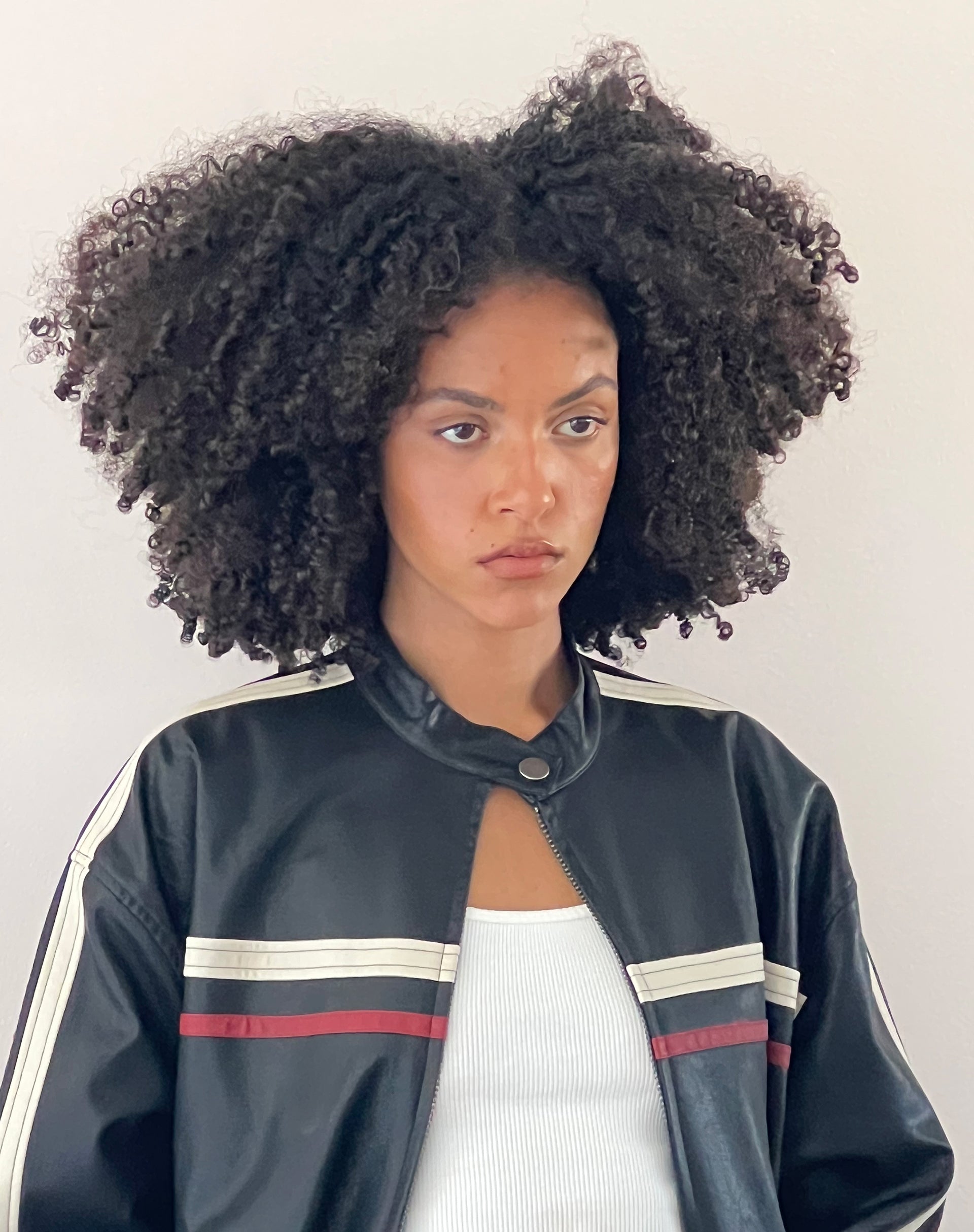 Image de la veste Colton en PU noir avec rayures ivoire et rouge