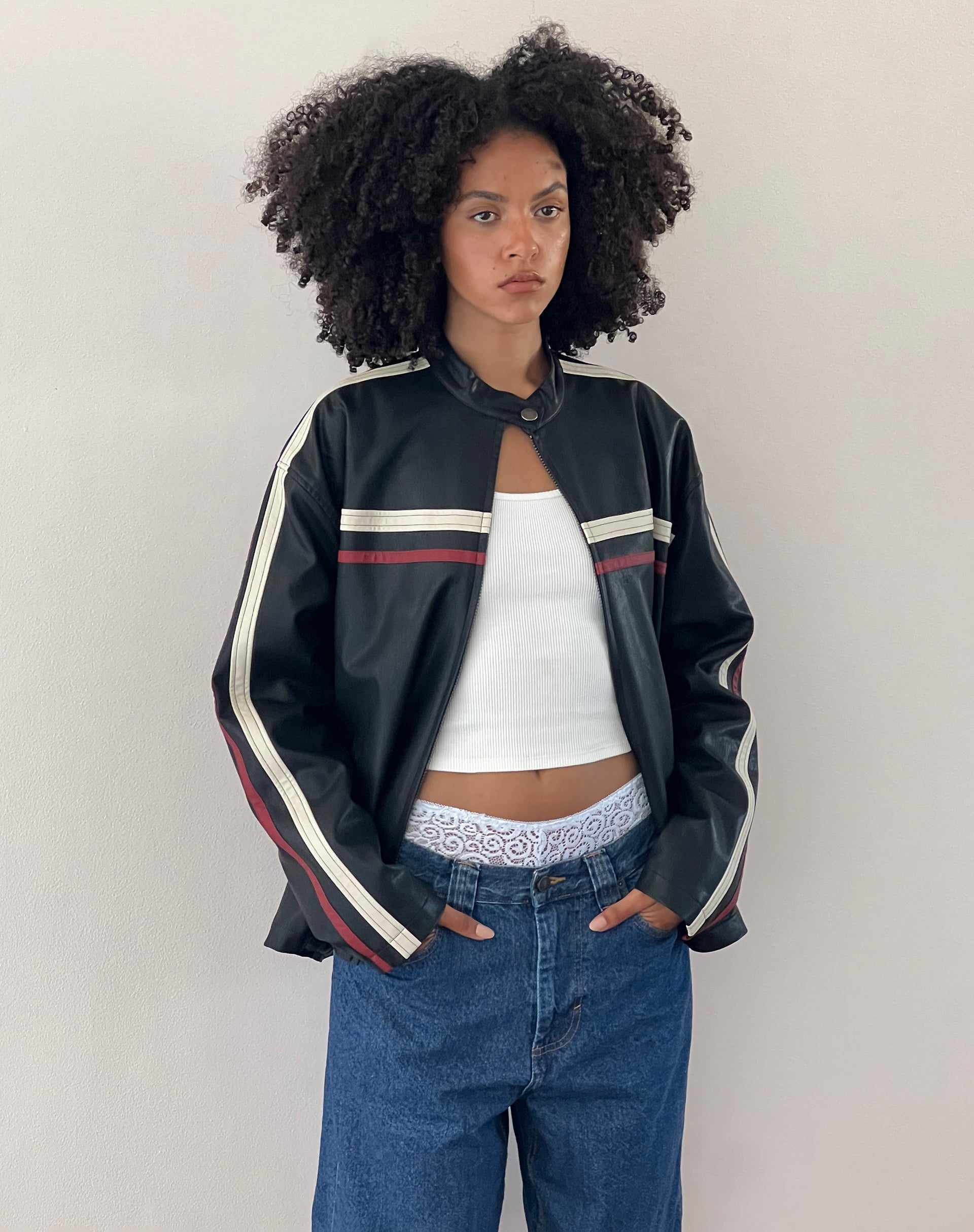 Image de la veste Colton en PU noir avec rayures ivoire et rouge