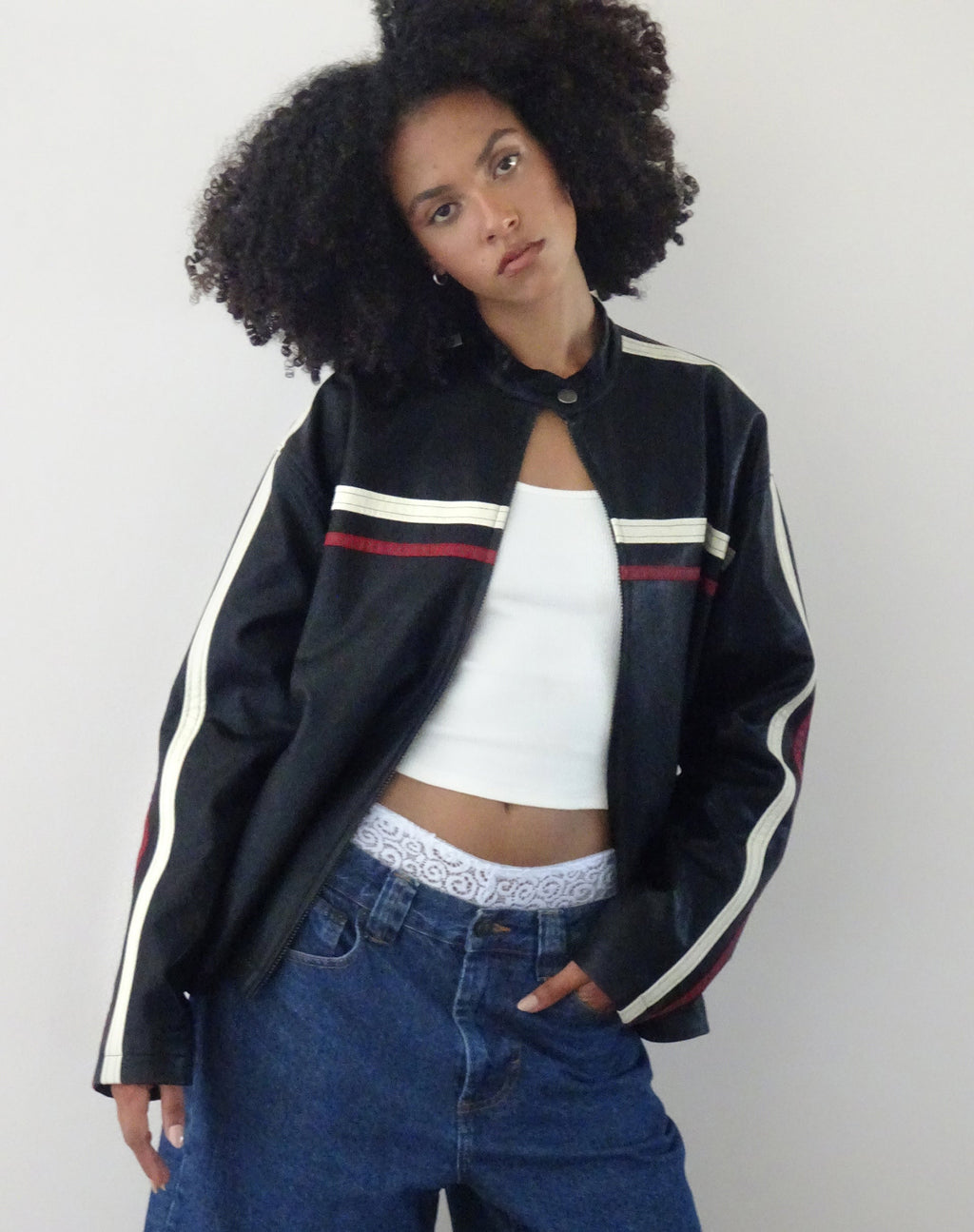Veste Colton en PU noir avec rayures ivoire et rouge