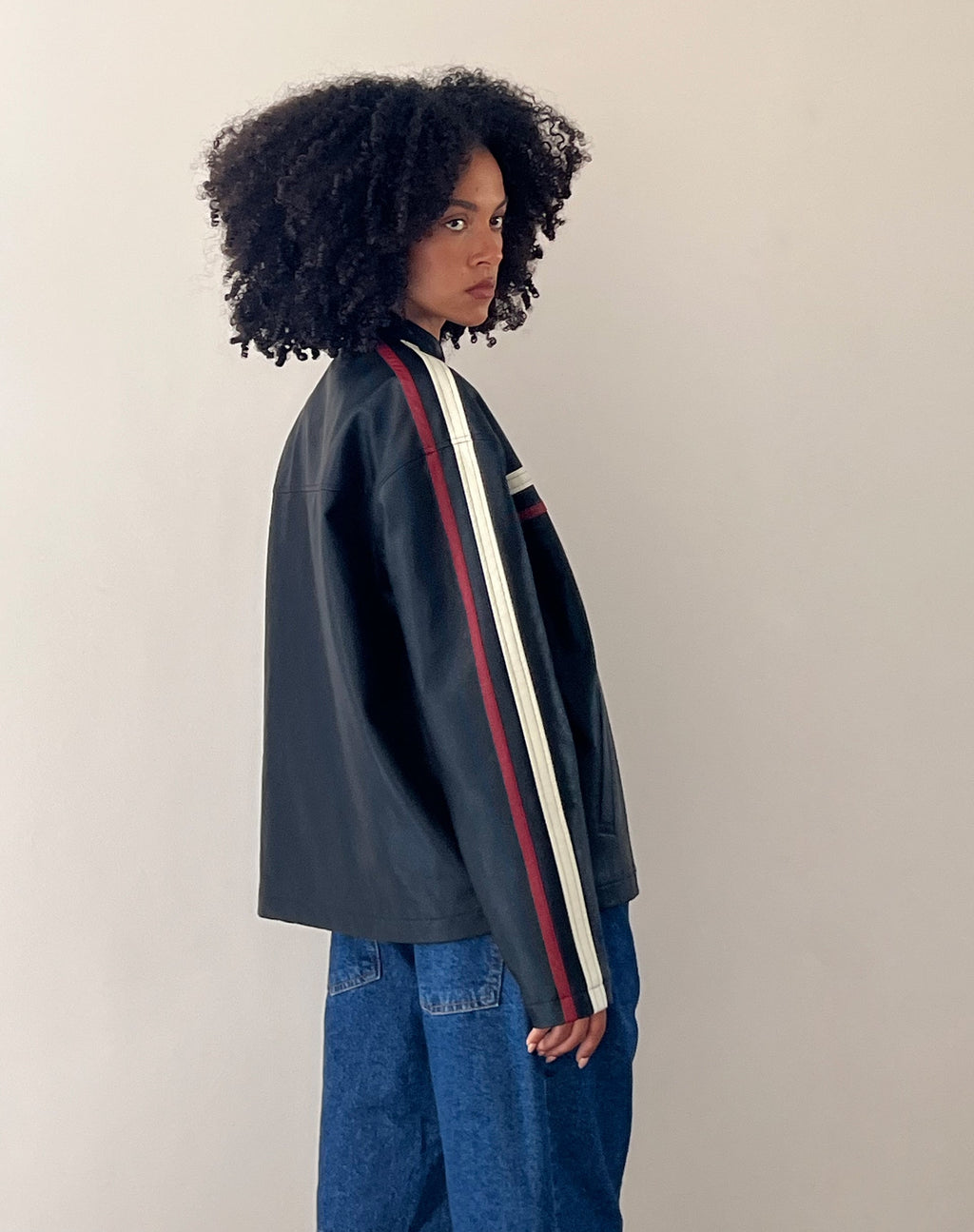 Veste Colton en PU noir avec rayures ivoire et rouge