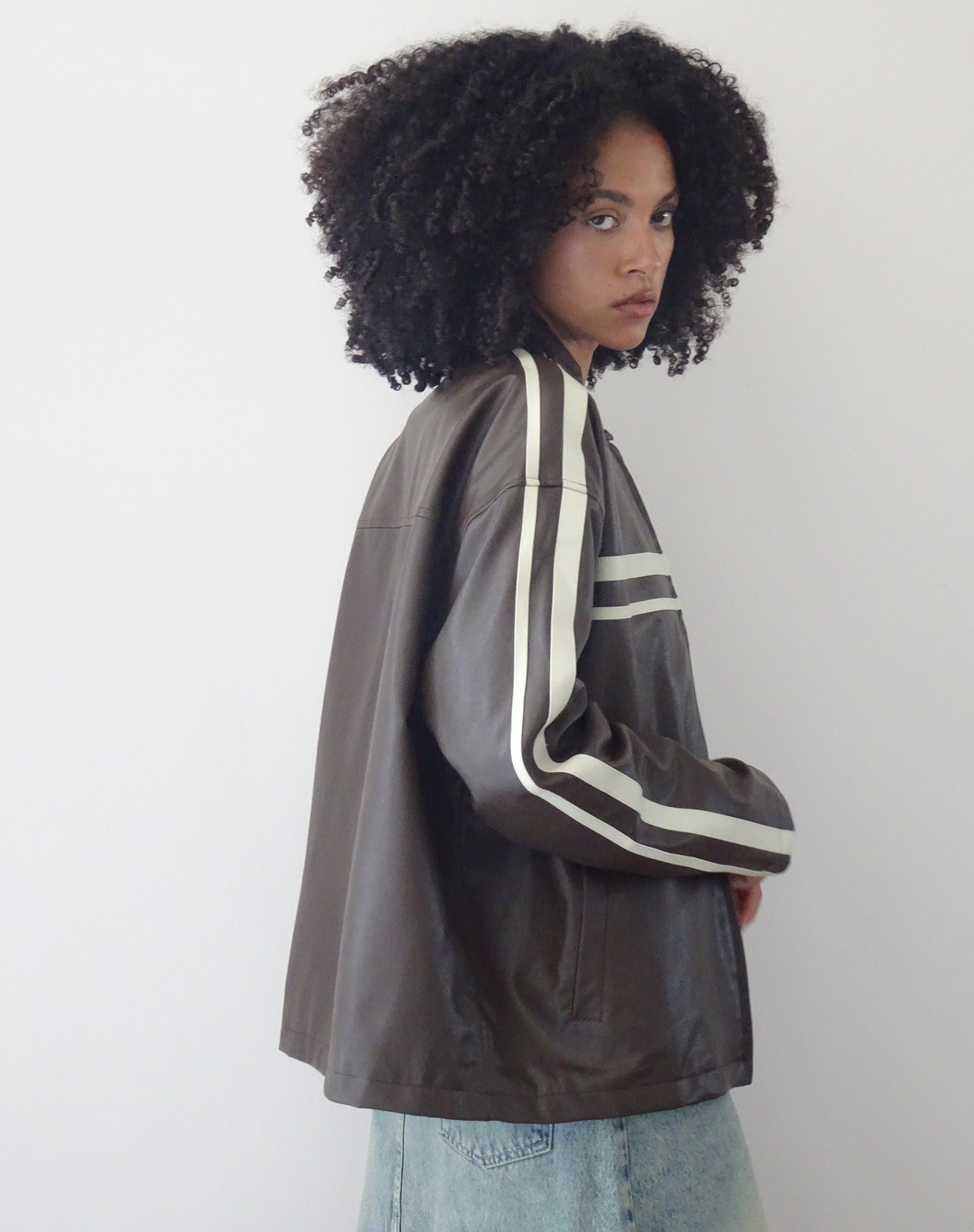 Image de la veste Colton en PU chocolat avec rayures ivoire