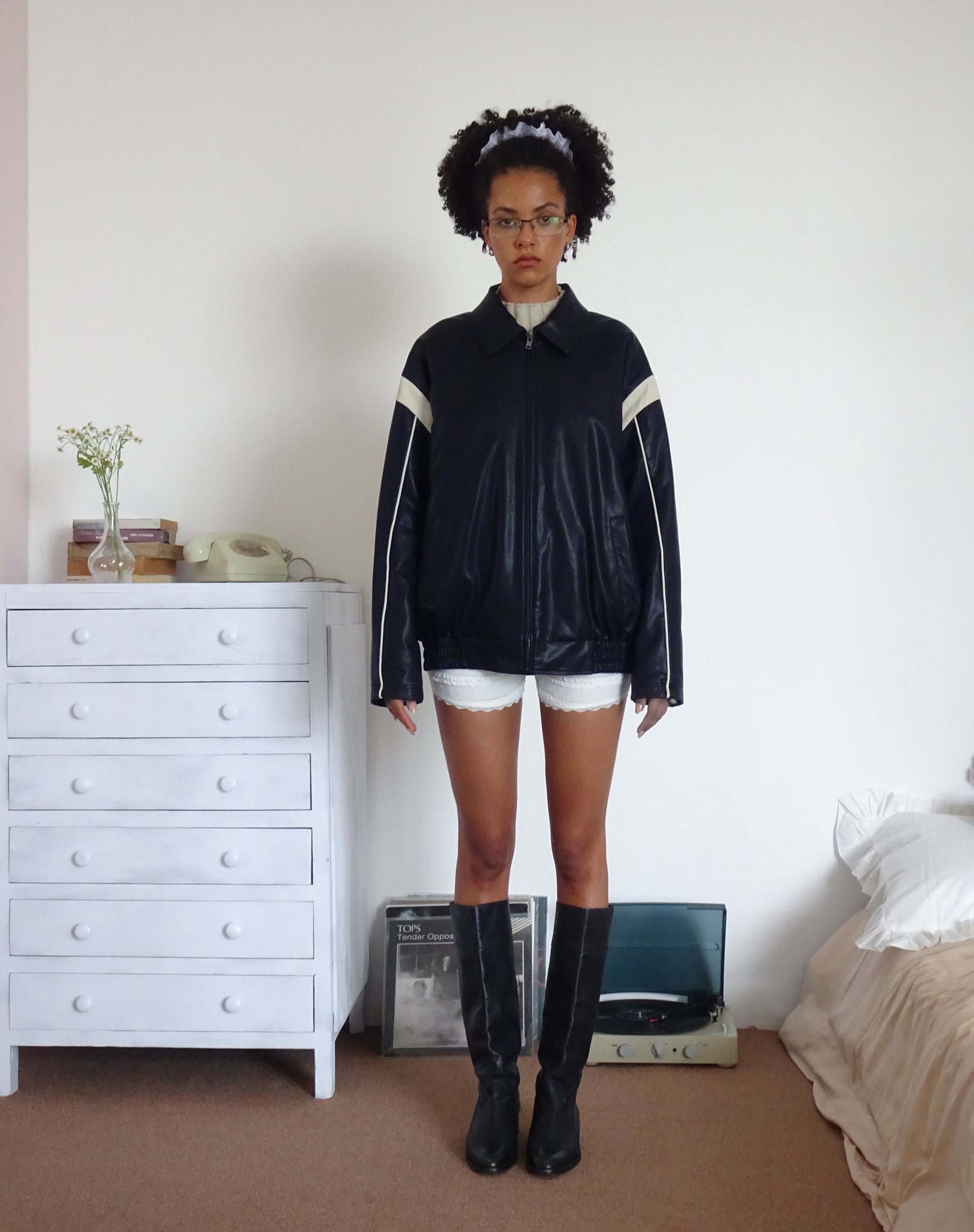 Image de la veste en PU Corvina en noir et ivoire