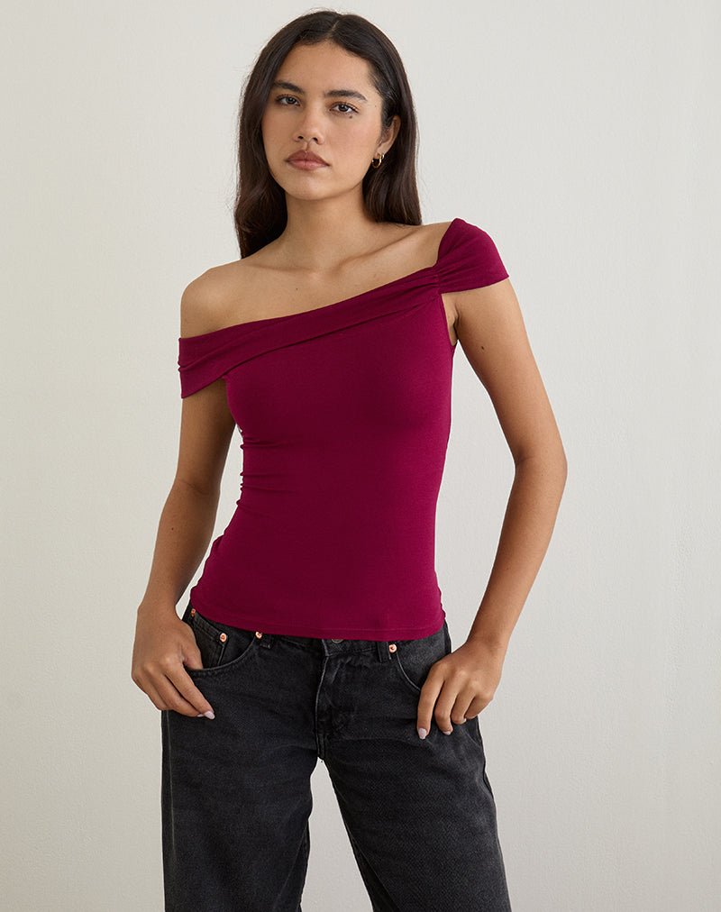 Cuthbe Off the Shoulder Twist Top in Burgundy (Top torsadé à épaules dénudées)