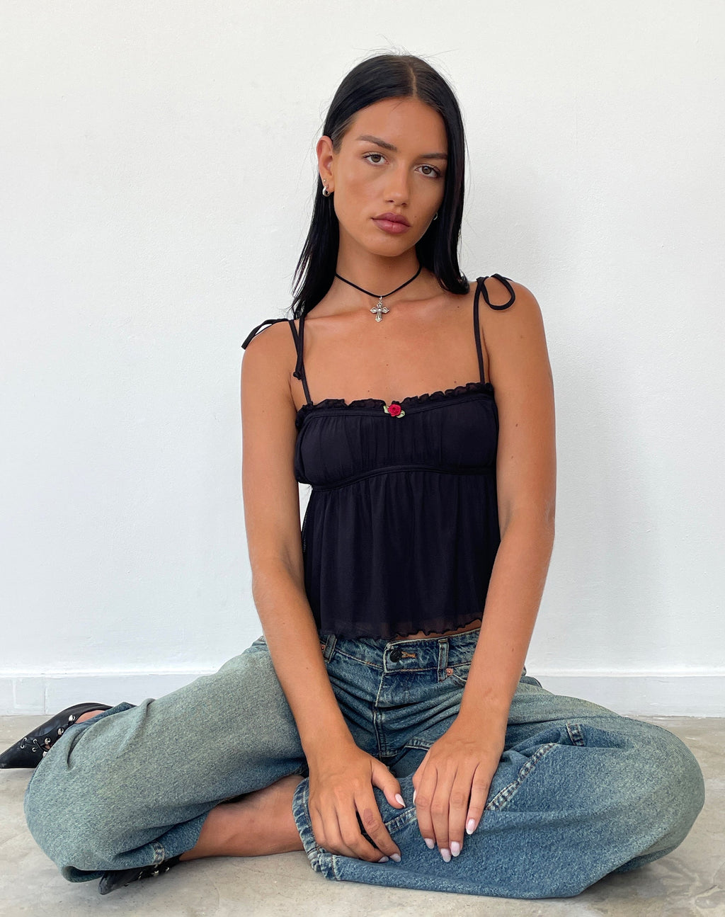 Top Cami Damaris en noir avec bordure noire