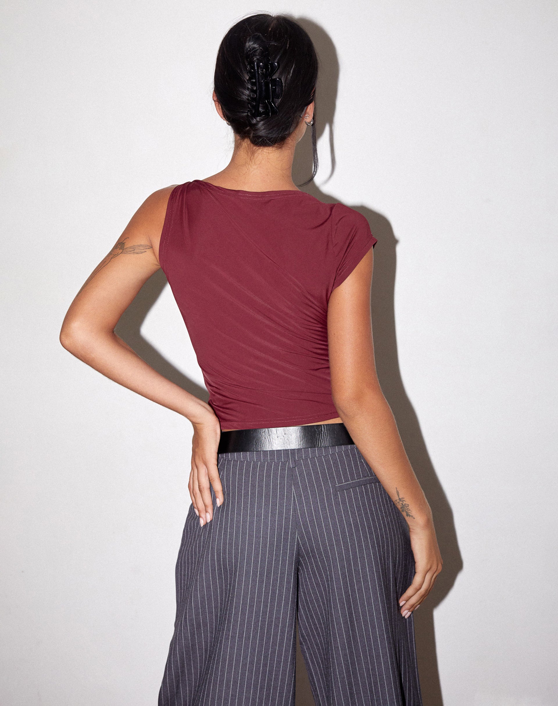 Image de Dannas Twist Shoulder Top in Burgundy