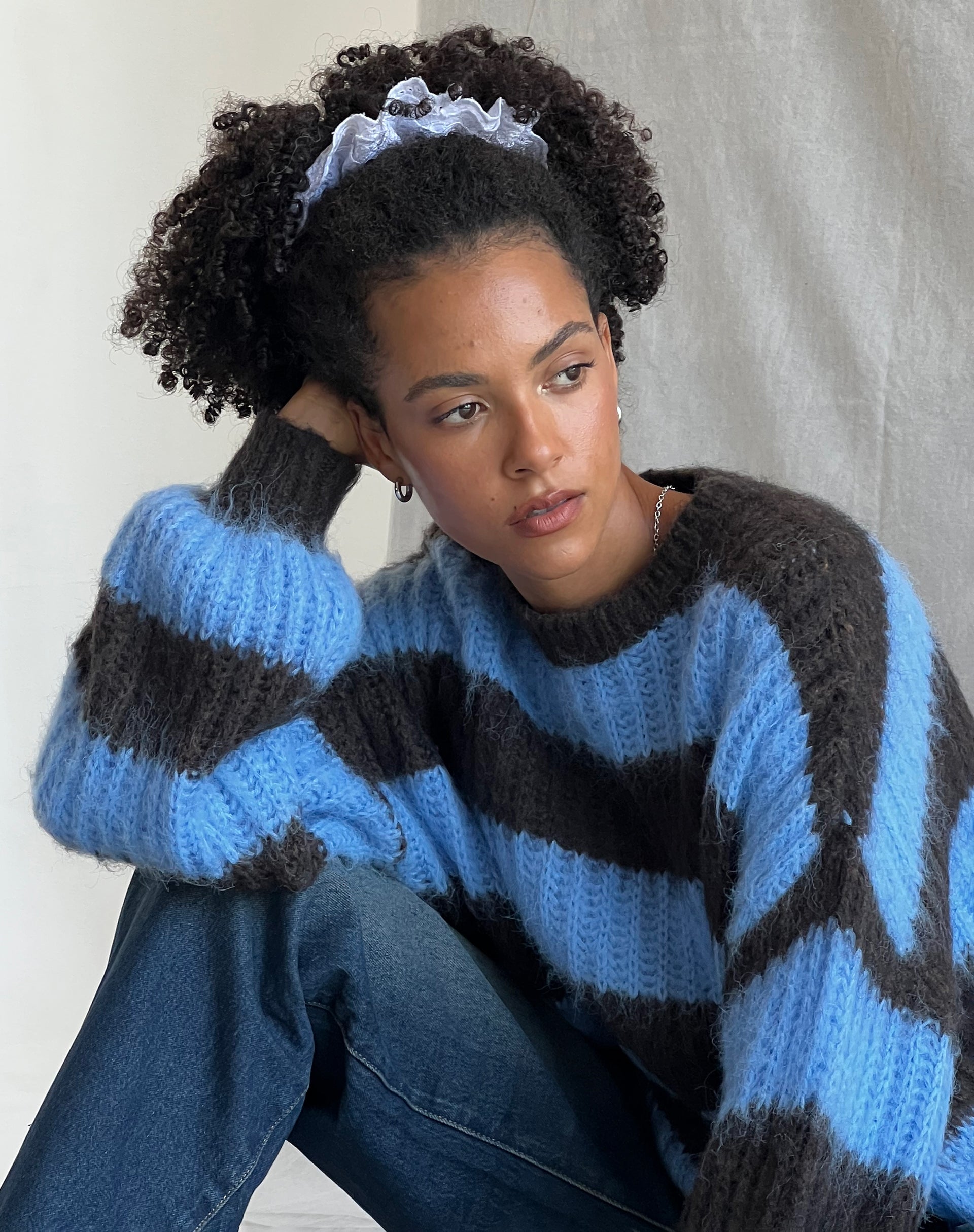 Image of Daren Knitted Oversized Jumper in Brown and Blue Stripe (Pull surdimensionné en tricot à rayures brunes et bleues)