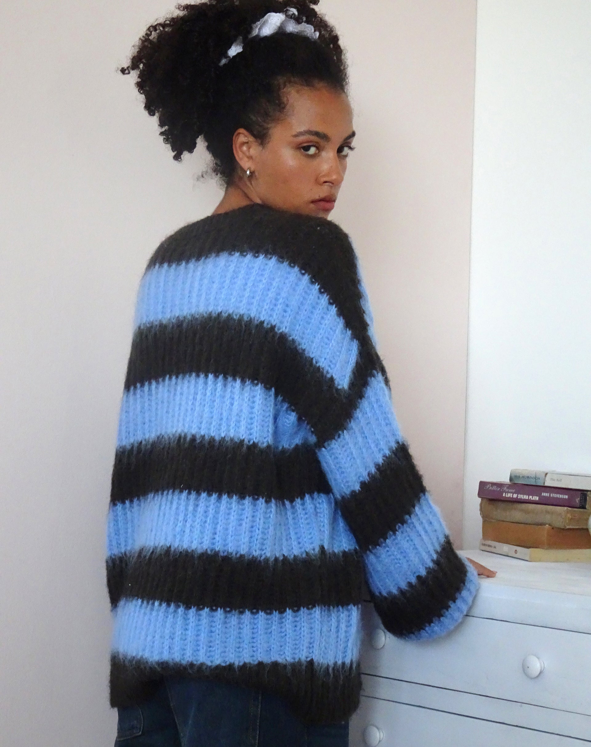 Image of Daren Knitted Oversized Jumper in Brown and Blue Stripe (Pull surdimensionné en tricot à rayures brunes et bleues)