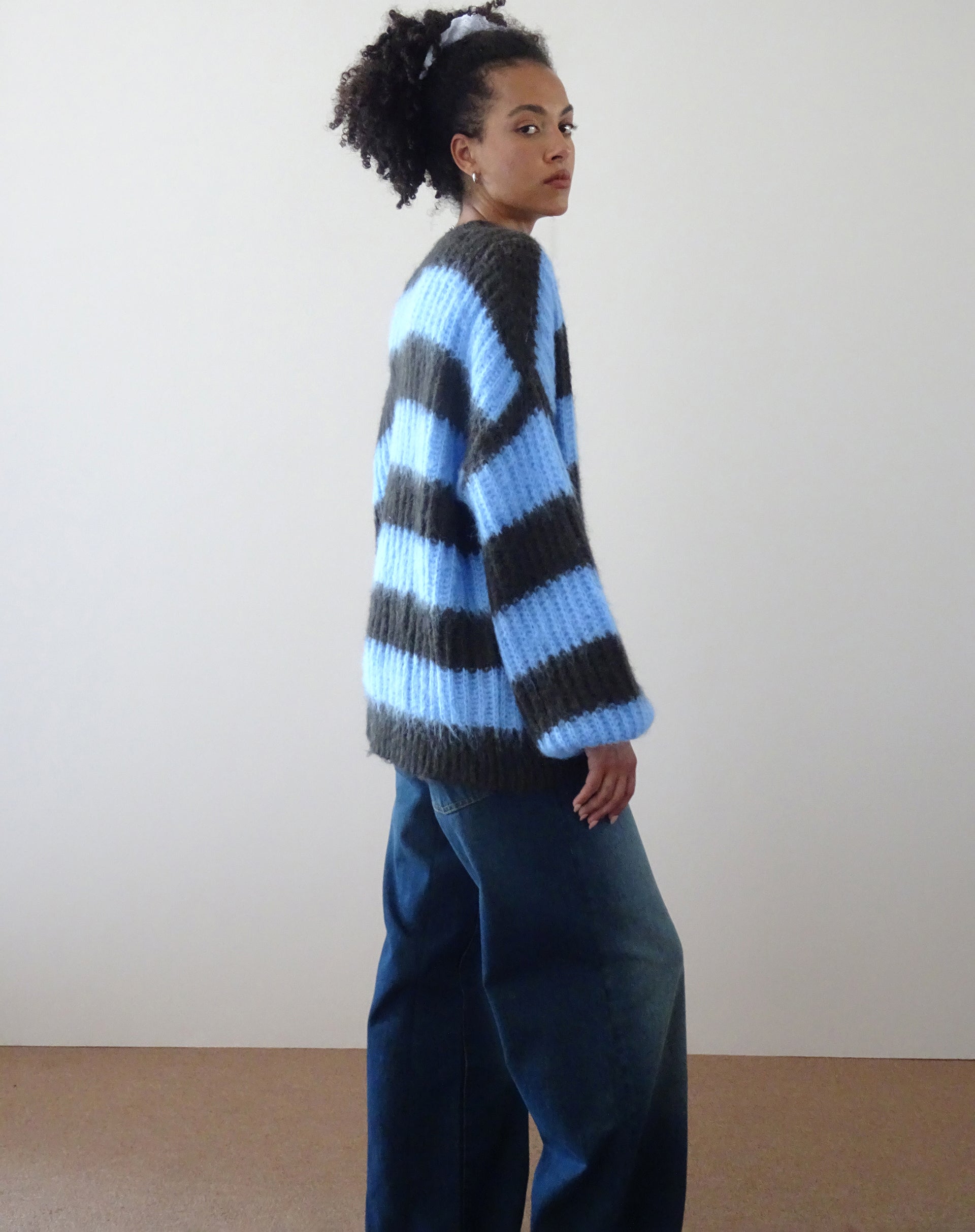 Image of Daren Knitted Oversized Jumper in Brown and Blue Stripe (Pull surdimensionné en tricot à rayures brunes et bleues)