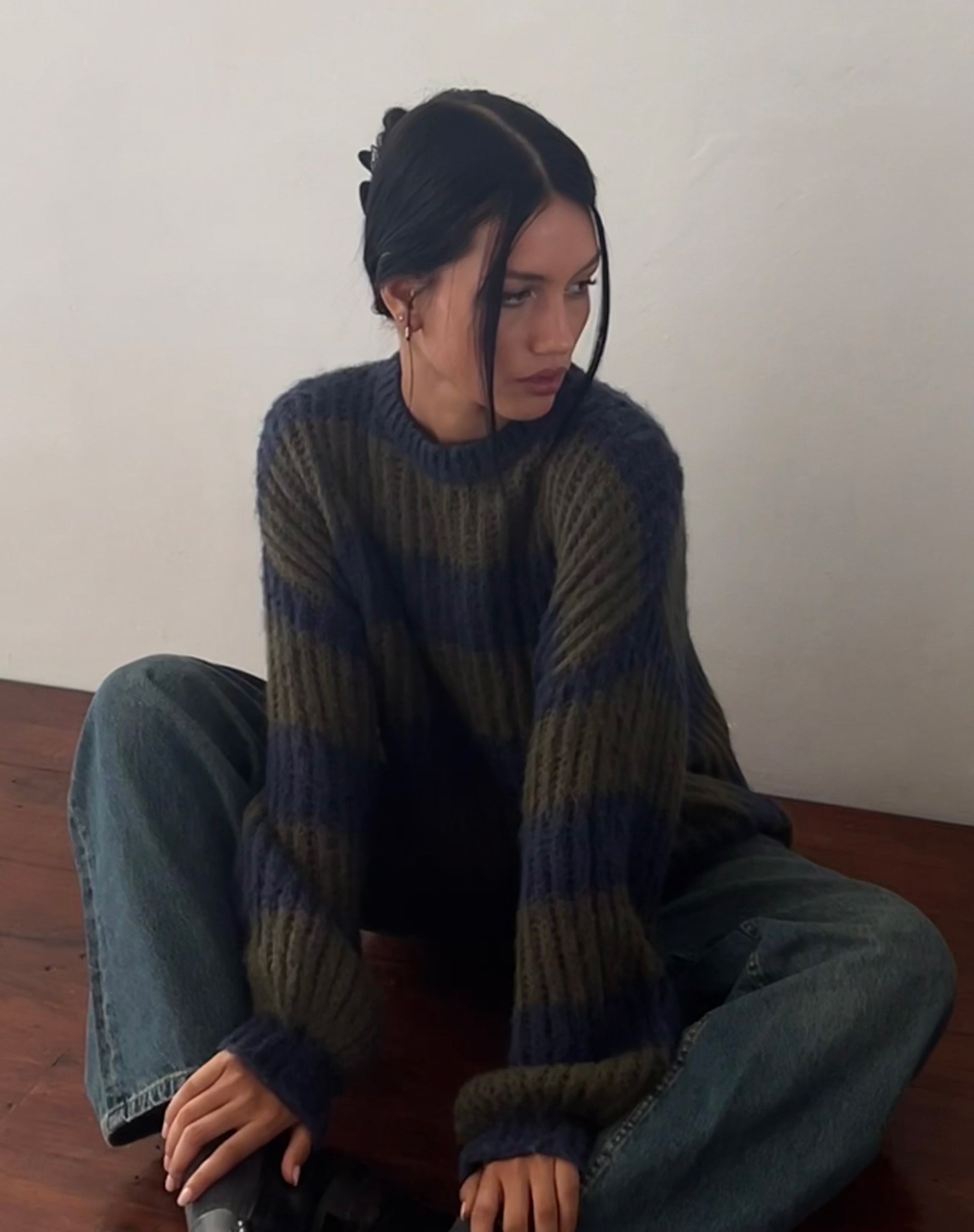 Image of Daren Knitted Oversized Jumper in Khaki and Navy Blue Stripe (Pull surdimensionné en tricot à rayures kaki et bleu marine)