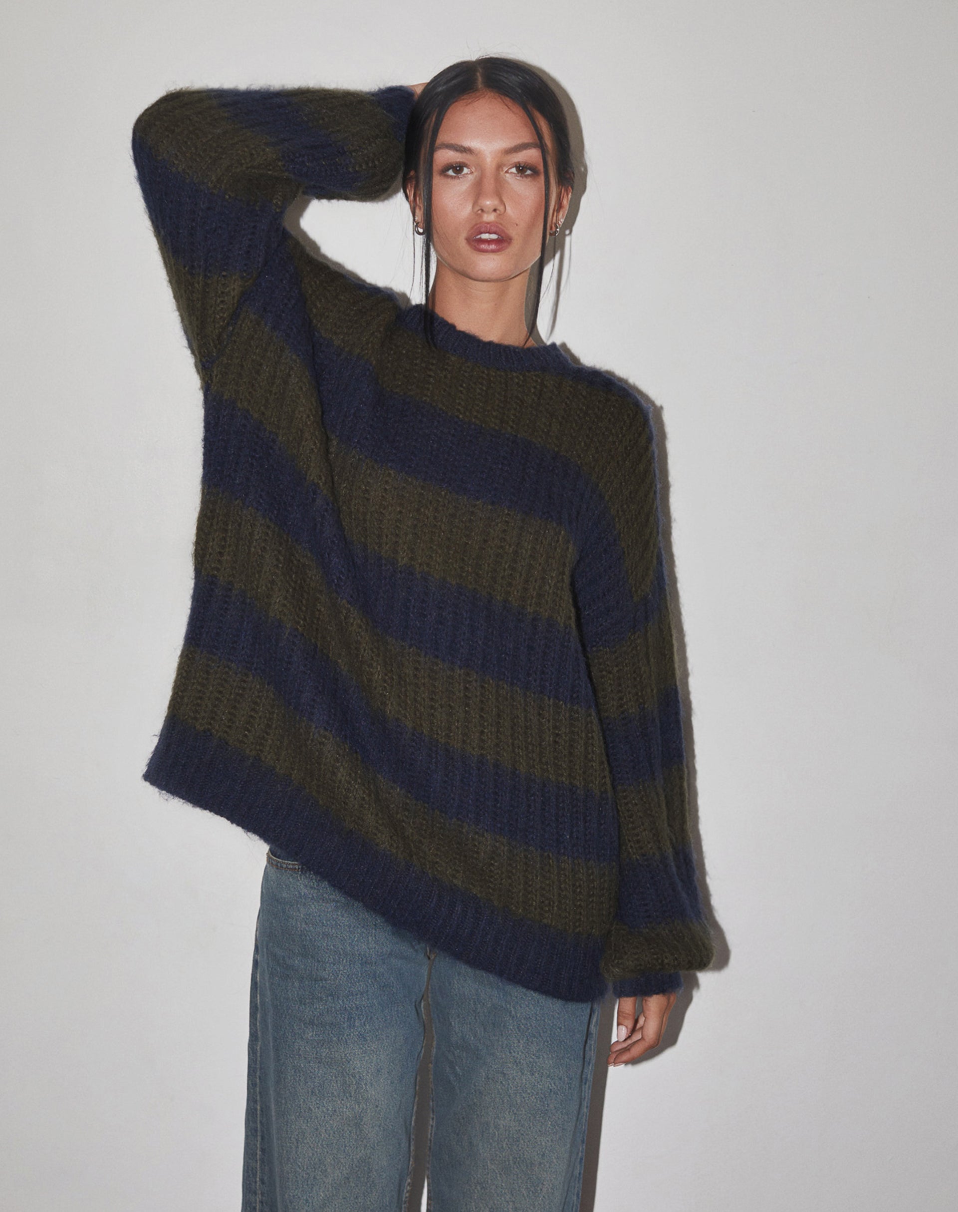 Image of Daren Knitted Oversized Jumper in Khaki and Navy Blue Stripe (Pull surdimensionné en tricot à rayures kaki et bleu marine)