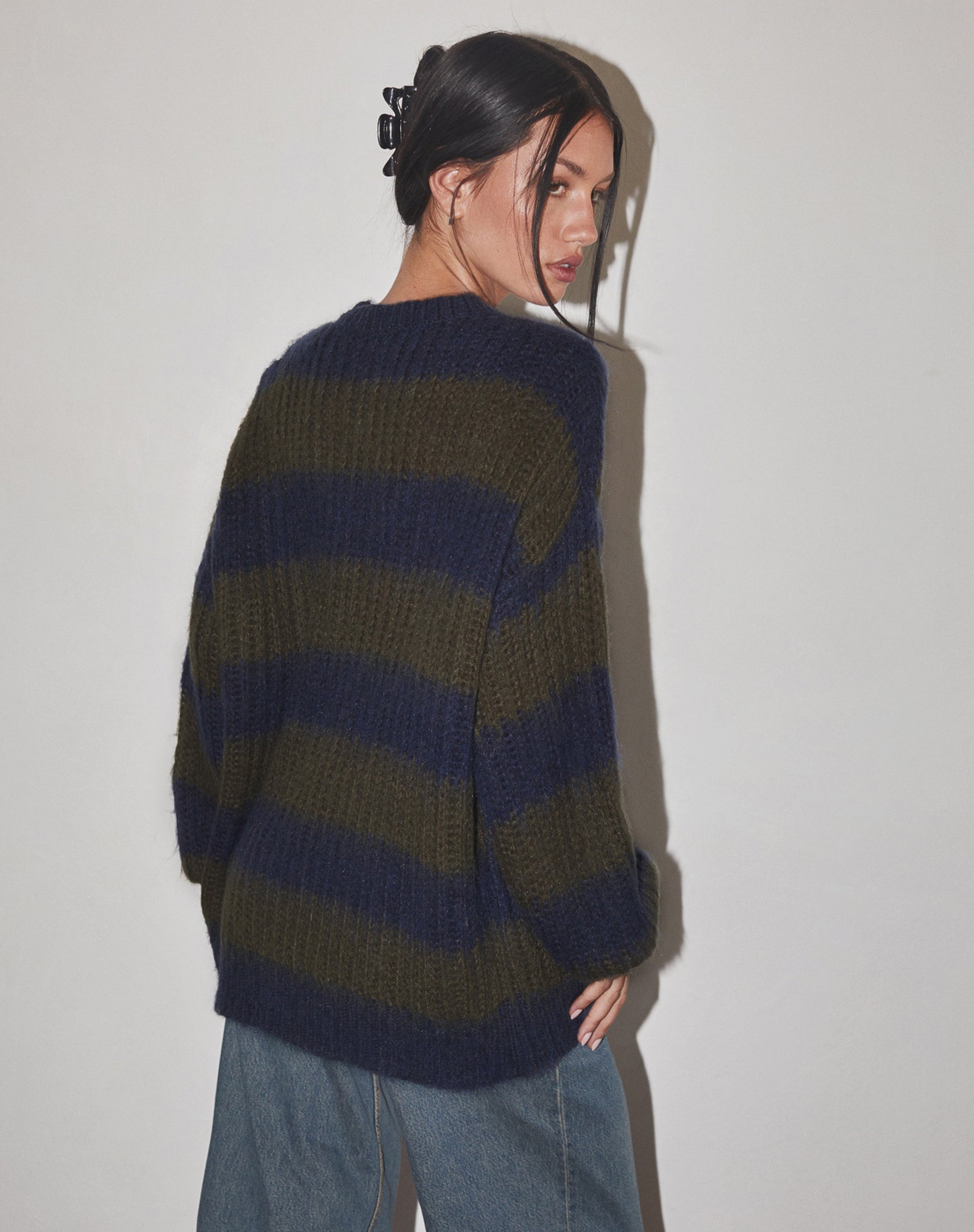Image of Daren Knitted Oversized Jumper in Khaki and Navy Blue Stripe (Pull surdimensionné en tricot à rayures kaki et bleu marine)